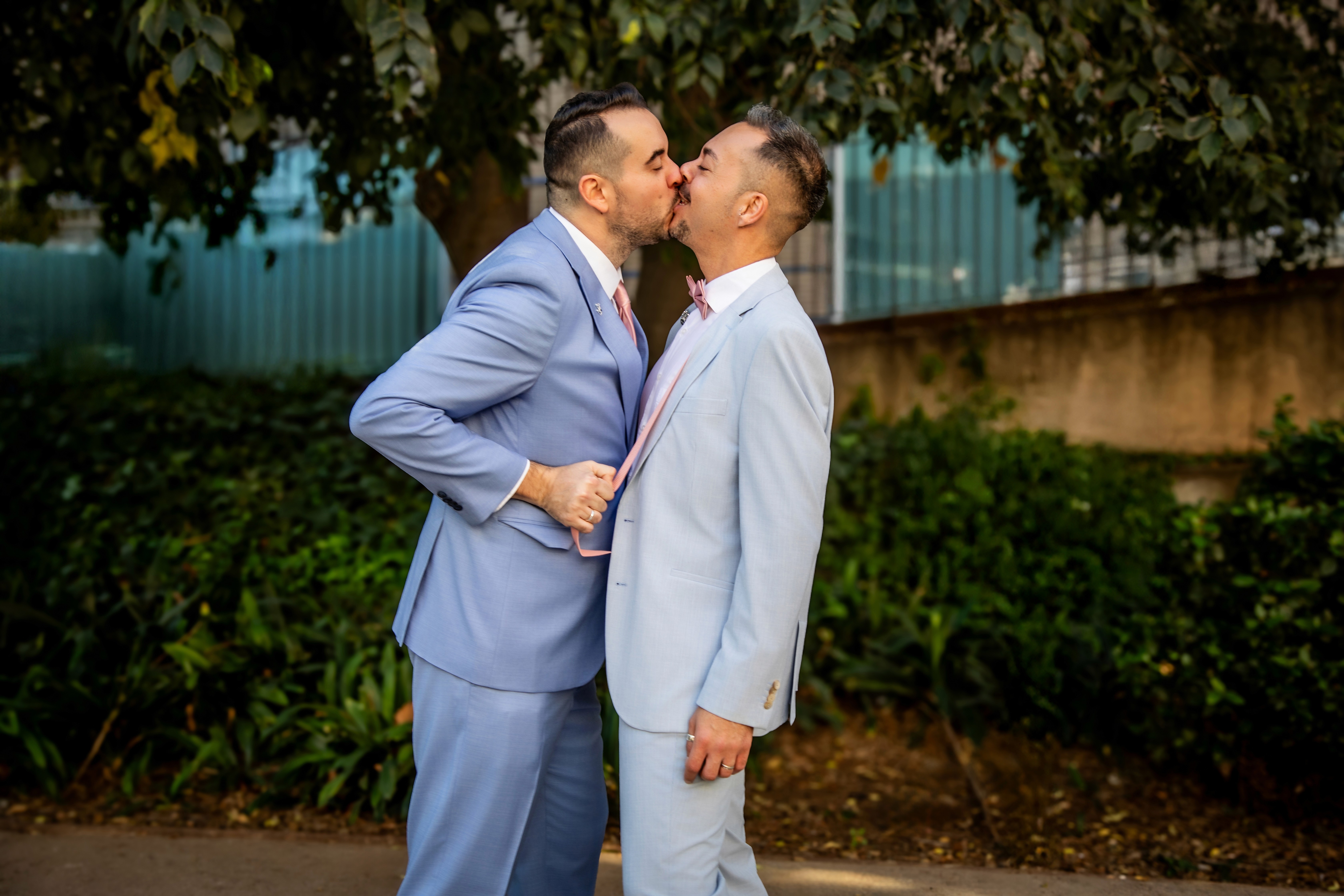Sesión de boda. Pareja dandose un beso