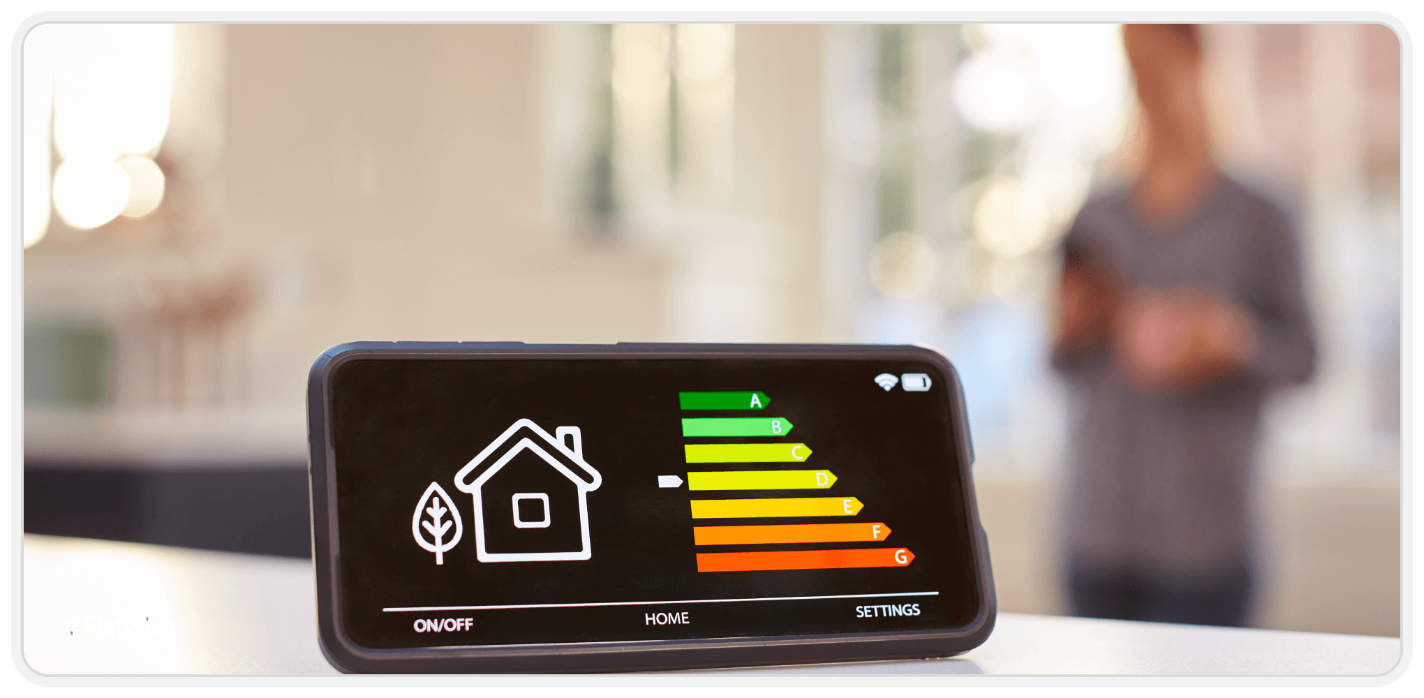 Intelligenter Energiezähler in der Küche misst Energieeffizienz mit Abbildung im Hintergrund.