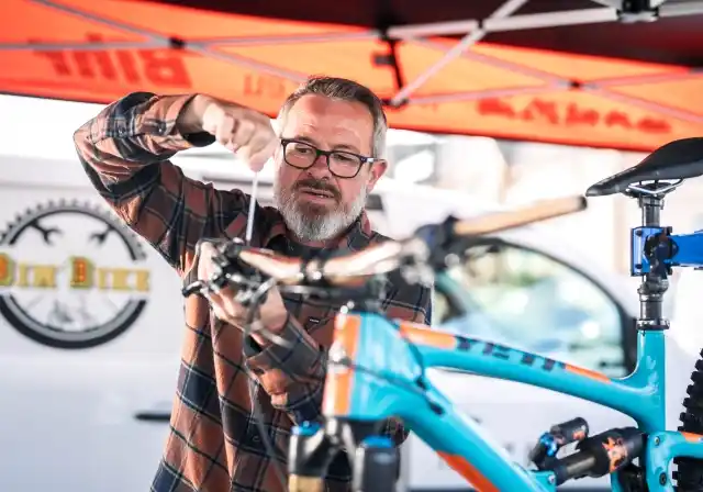 Mécanicien vélo effectuant une révision complète sur un marché du Calvados