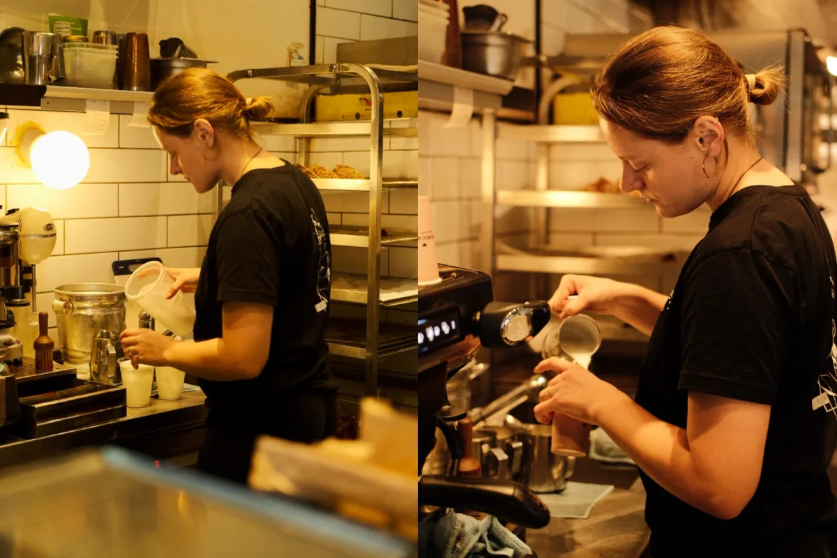 קומפוזיציה של שני צילומי אורך המציגים בריסטה בעבודה בבית קפה. התמונות לוכדות את תהליך הכנת הקפה והמזיגה באווירה חמה ואותנטית, מאת Shiriz Photography הצלמת שירי עציץ.