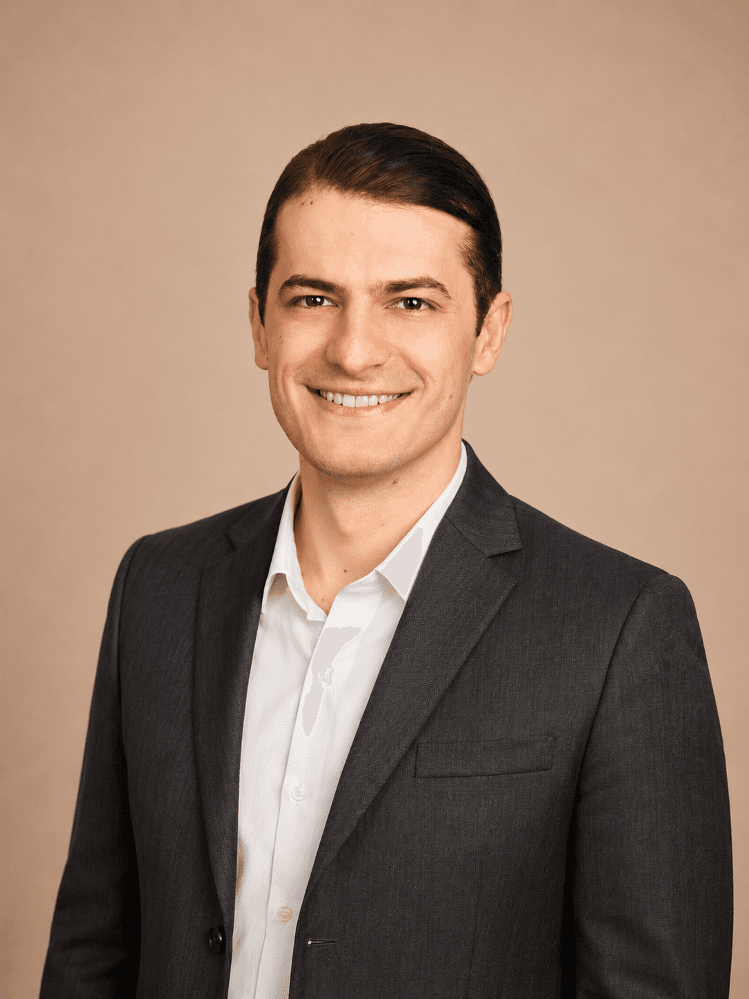 Headshot of Rozar Kosmaci Manifest Law immigration lawyer
