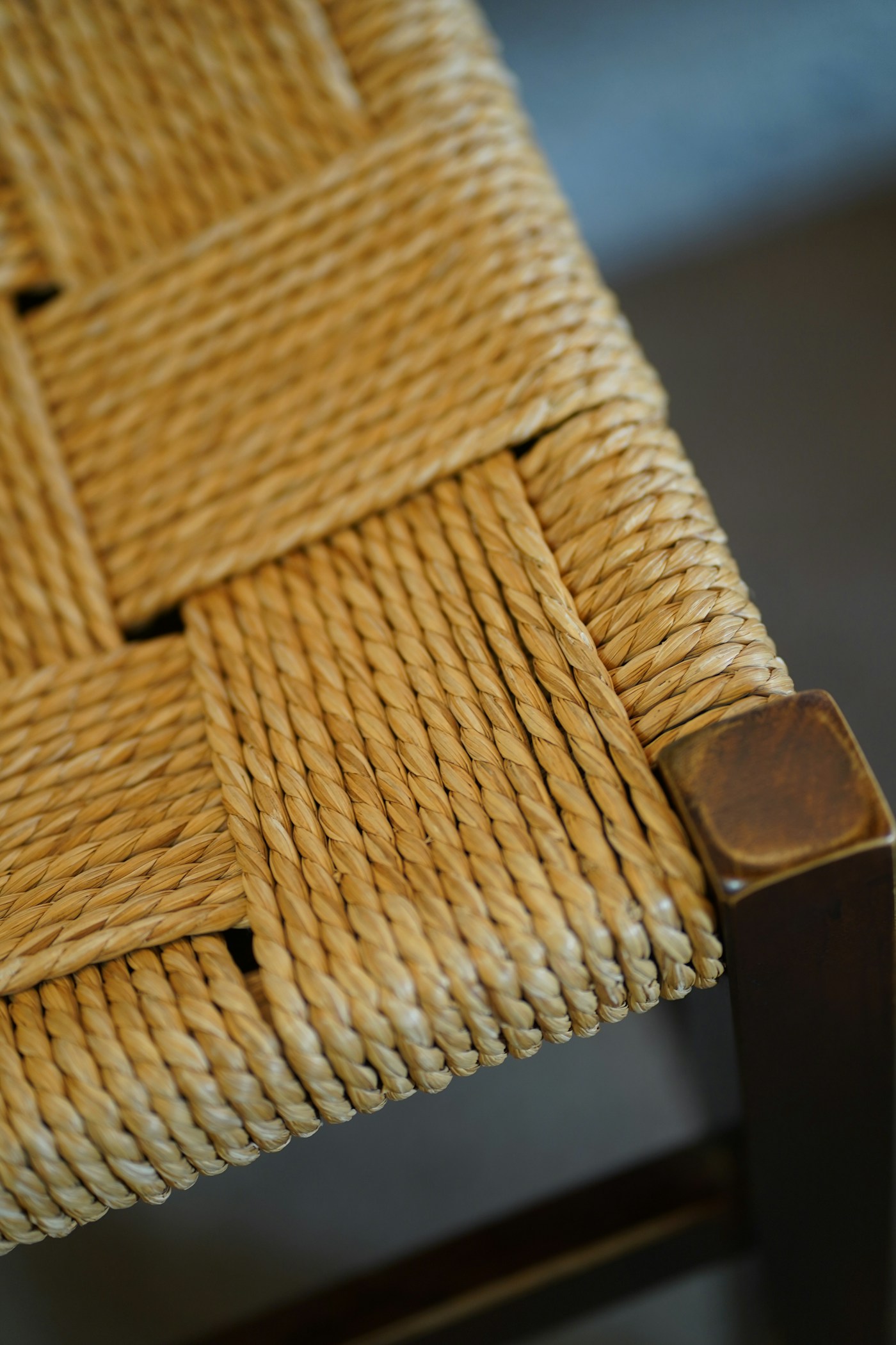 Detail van natuurlijk vlechtwerk op een houten stoel