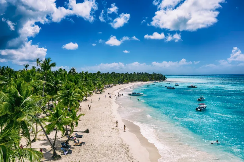 Praia de areia branca e mar azul em Punta Cana no Caribe