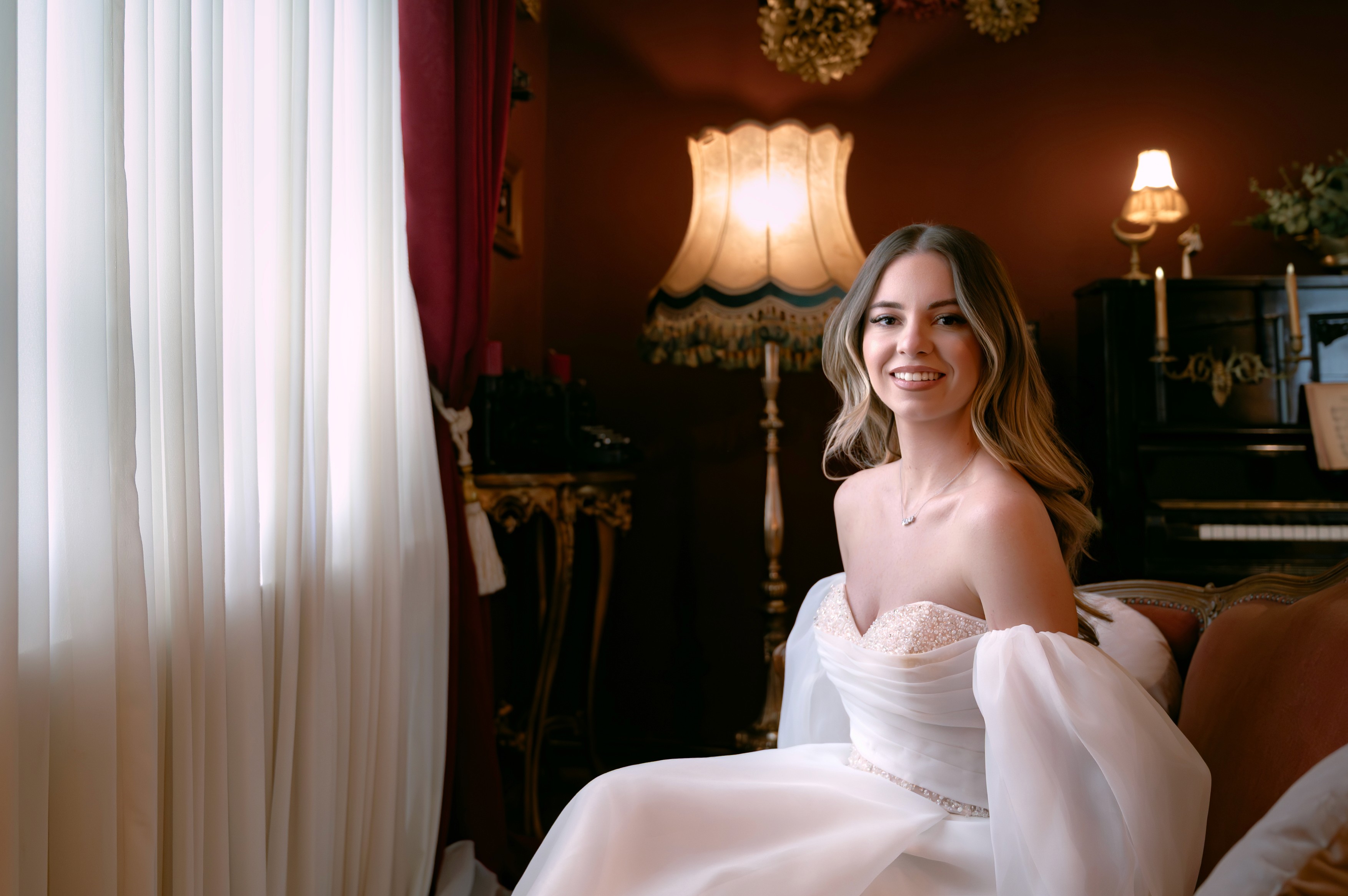 Mireasă zâmbitoare în rochie albă cu voal, fotografie documentară de nuntă realizată de Radu Iordan fotograf de nuntă București