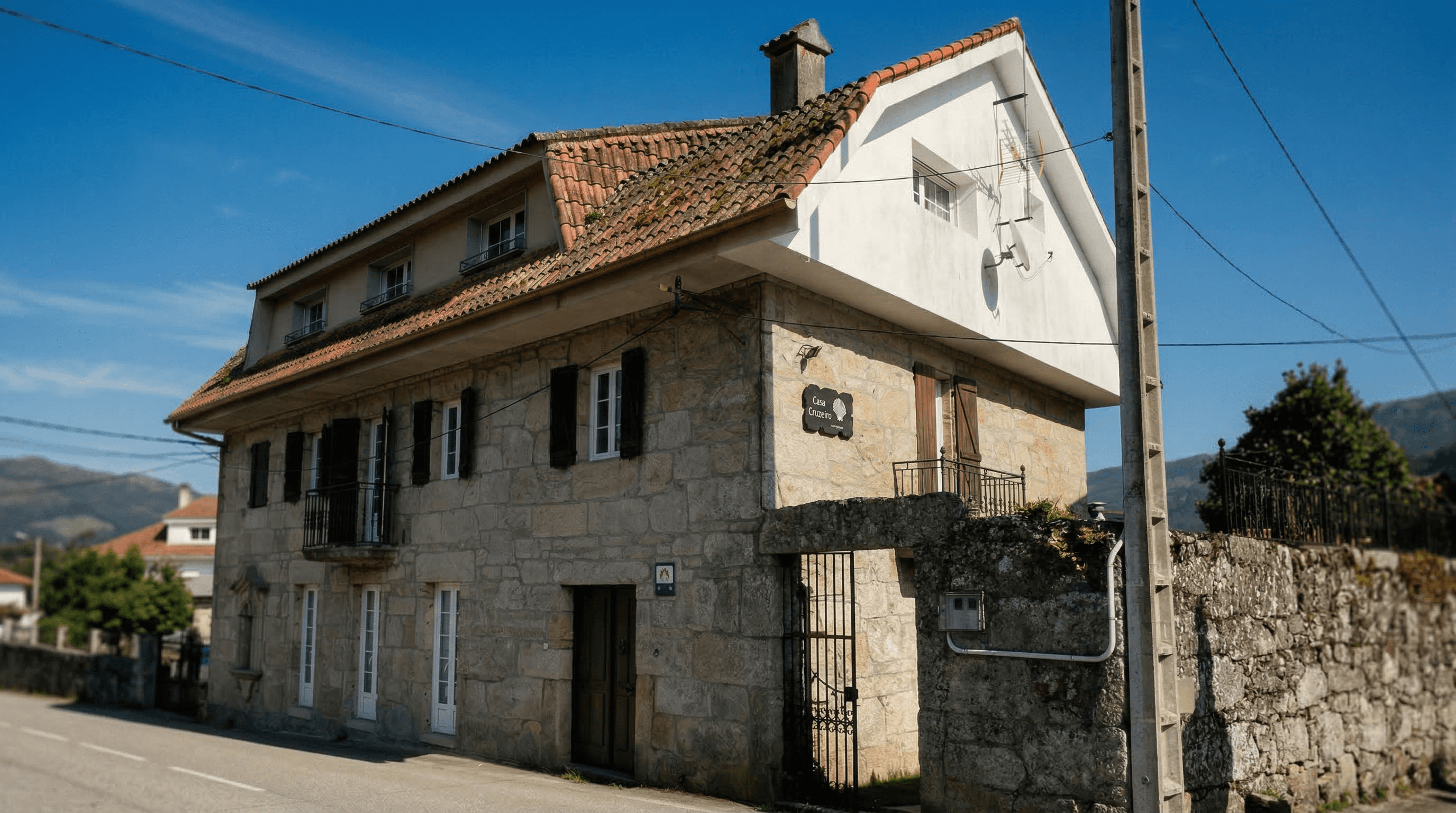 Fachada de Casa Cruceiro desde la calle en Arbo - Casona de piedra gallega de 1850