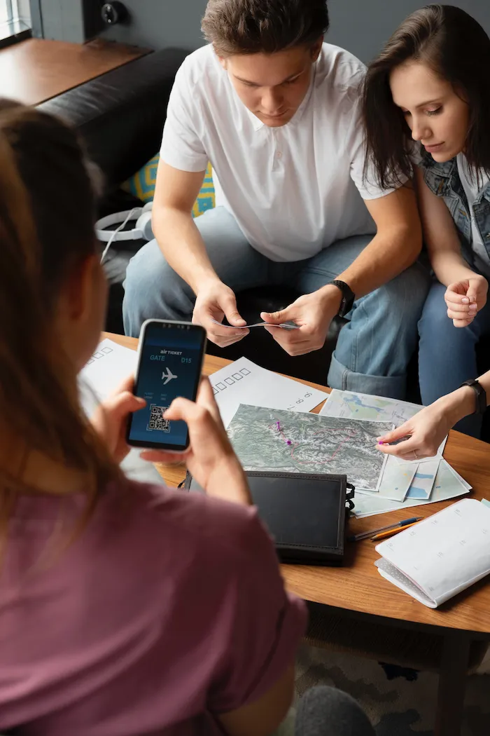 Planejamento de viagem com celular, mapa e documentos sobre a mesa