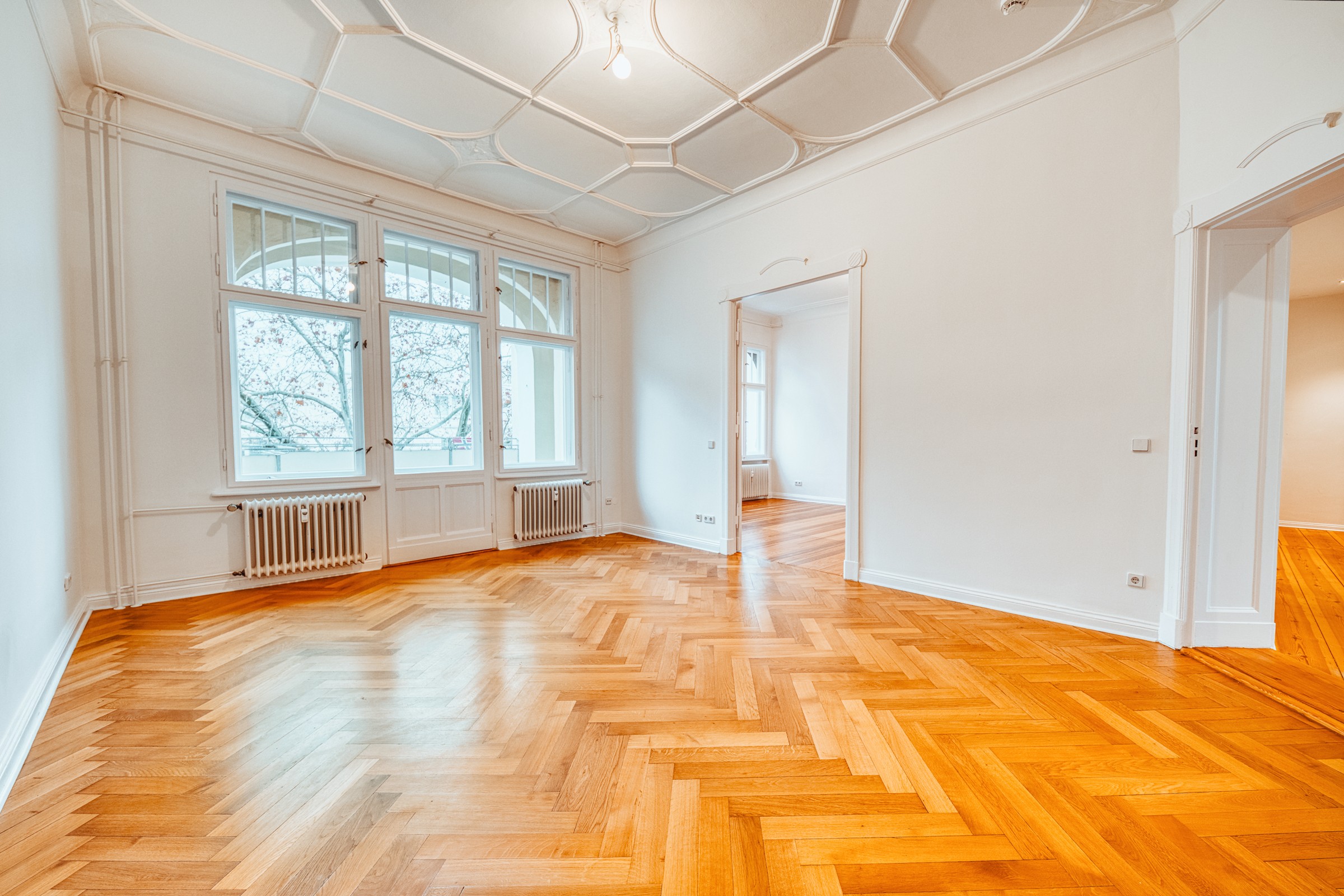 Altbau Mehrfamilienhaus, Eigentumswohnung, Wohnzimmer mit Balkon, Schöneberg, Berlin, Immobilienfotografie