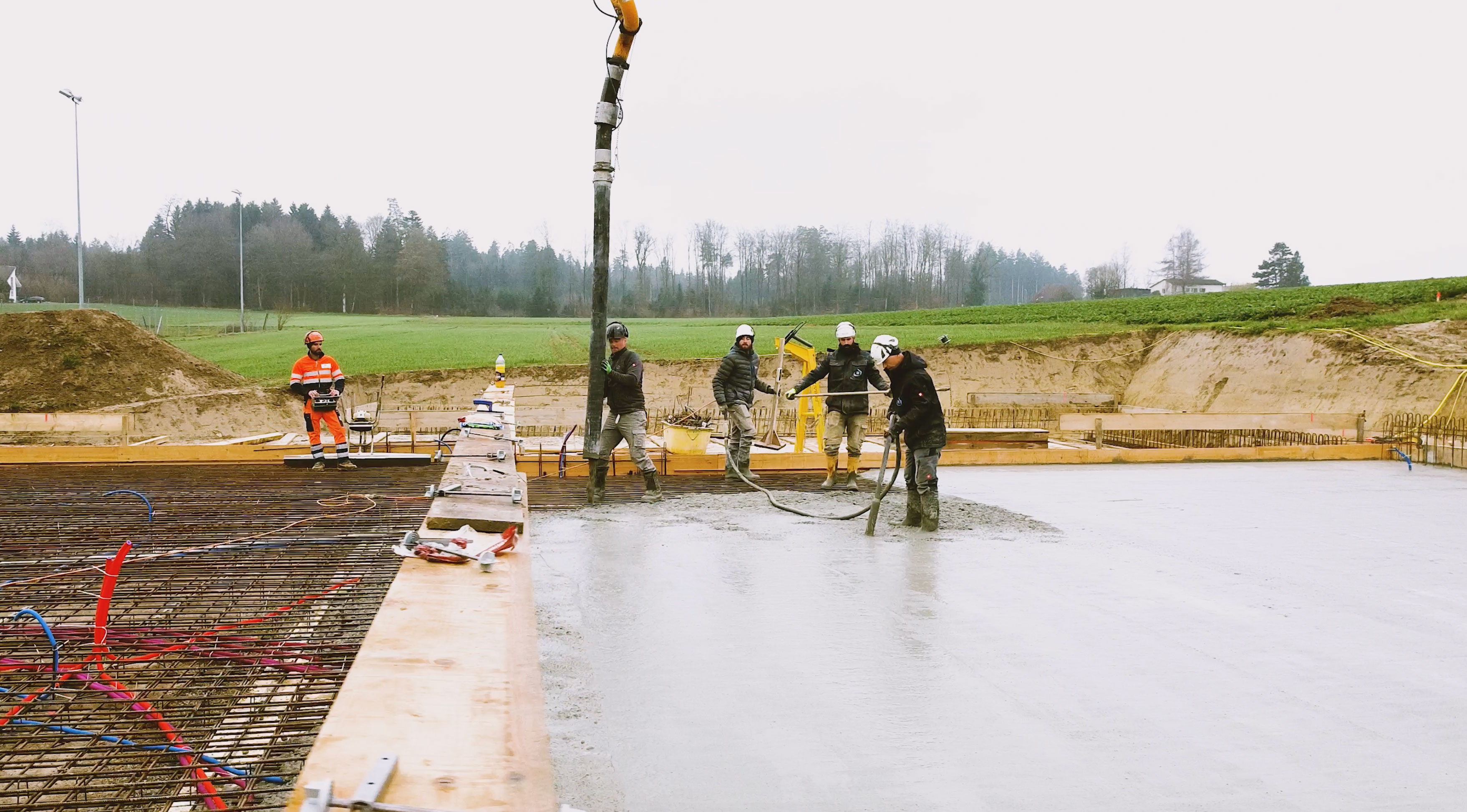 Beutler mitarbeiter am betonieren
