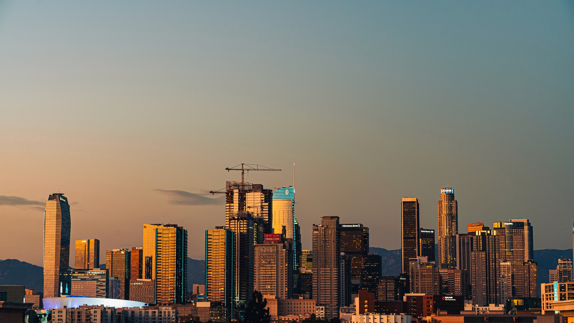 Vue coucher de soleil de la skyline de Los Angeles, avec des gratte-ciels depuis The Lorenzo.