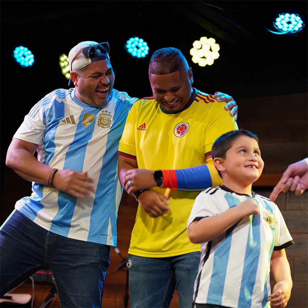 Hombres con camnisetas nacionales riendo