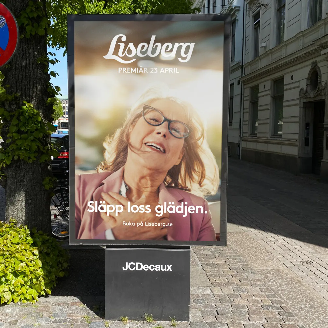Liseberg-affisch på en gatupelare med texten Släpp loss glädjen, premiär 23 april