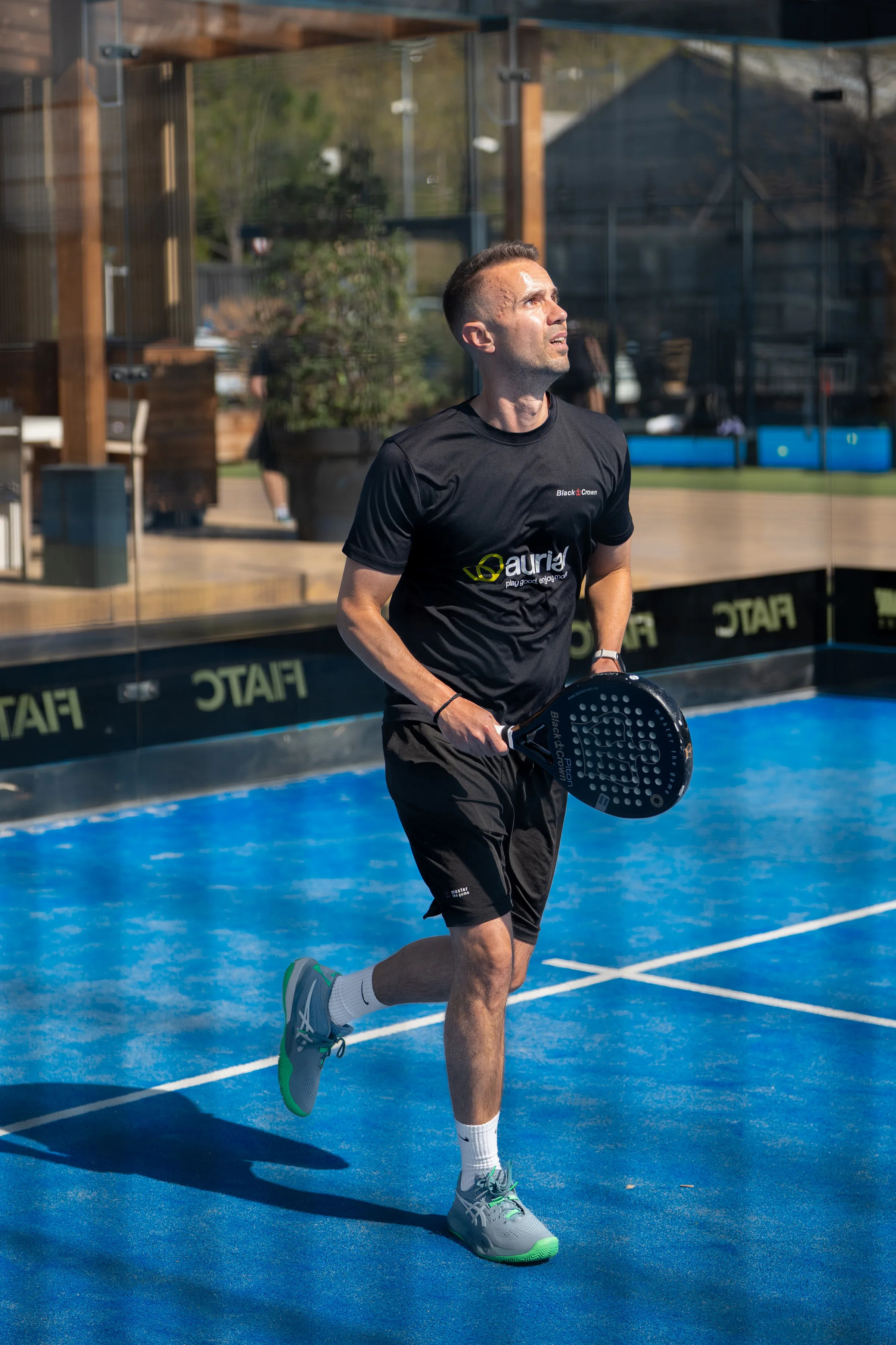 Jugador en carrera tras la bola en Aurial Padel Cornellà el 25 marzo 2026, foto de Nolan Pardo