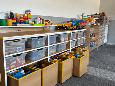 Police s plastovými úložnými boxy na hračky