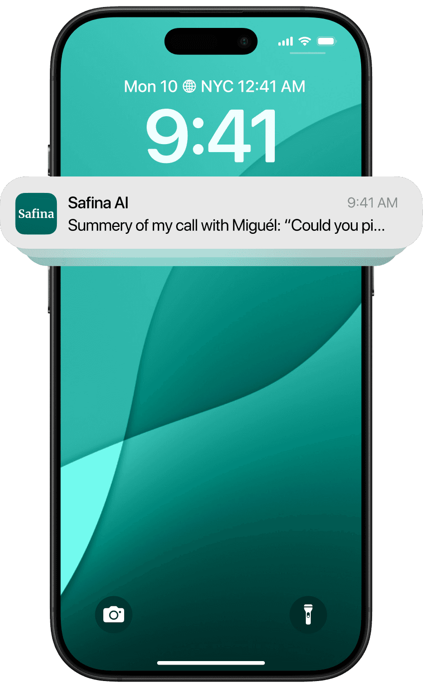 Safina AI Push-Benachrichtigung auf iPhone-Sperrbildschirm mit türkisfarbenem Hintergrund. Oben wird 'Mon 10 NYC 12:41 AM' und die Uhrzeit '9:41' angezeigt. Die Benachrichtigung enthält das Safina-App-Icon in türkis und den Beginn einer Anrufzusammenfassung von Miguel. Am unteren Bildschirmrand befinden sich zwei Icons für Kamera und Taschenlampe. Der charakteristische Dynamic Island-Bereich ist am oberen Bildschirmrand sichtbar.