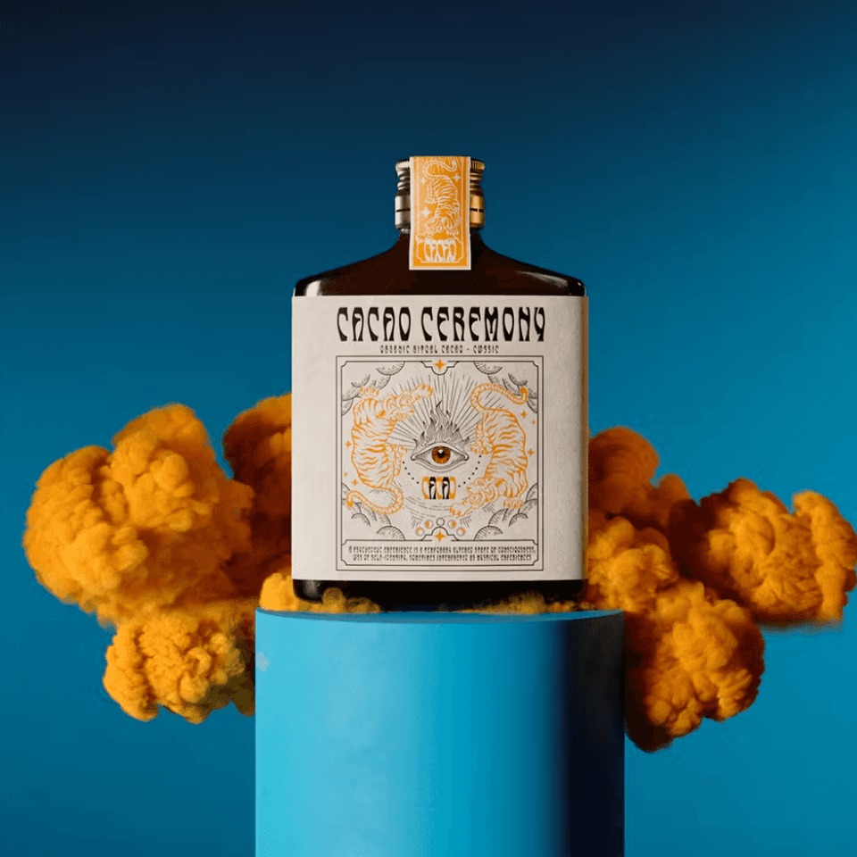 Cacao Ceremony Packaging Design – Flasche im rituellen Setting
