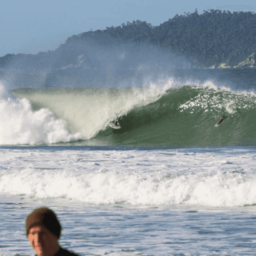 Surfer riding a wave – surfboard rental in florianopolis.