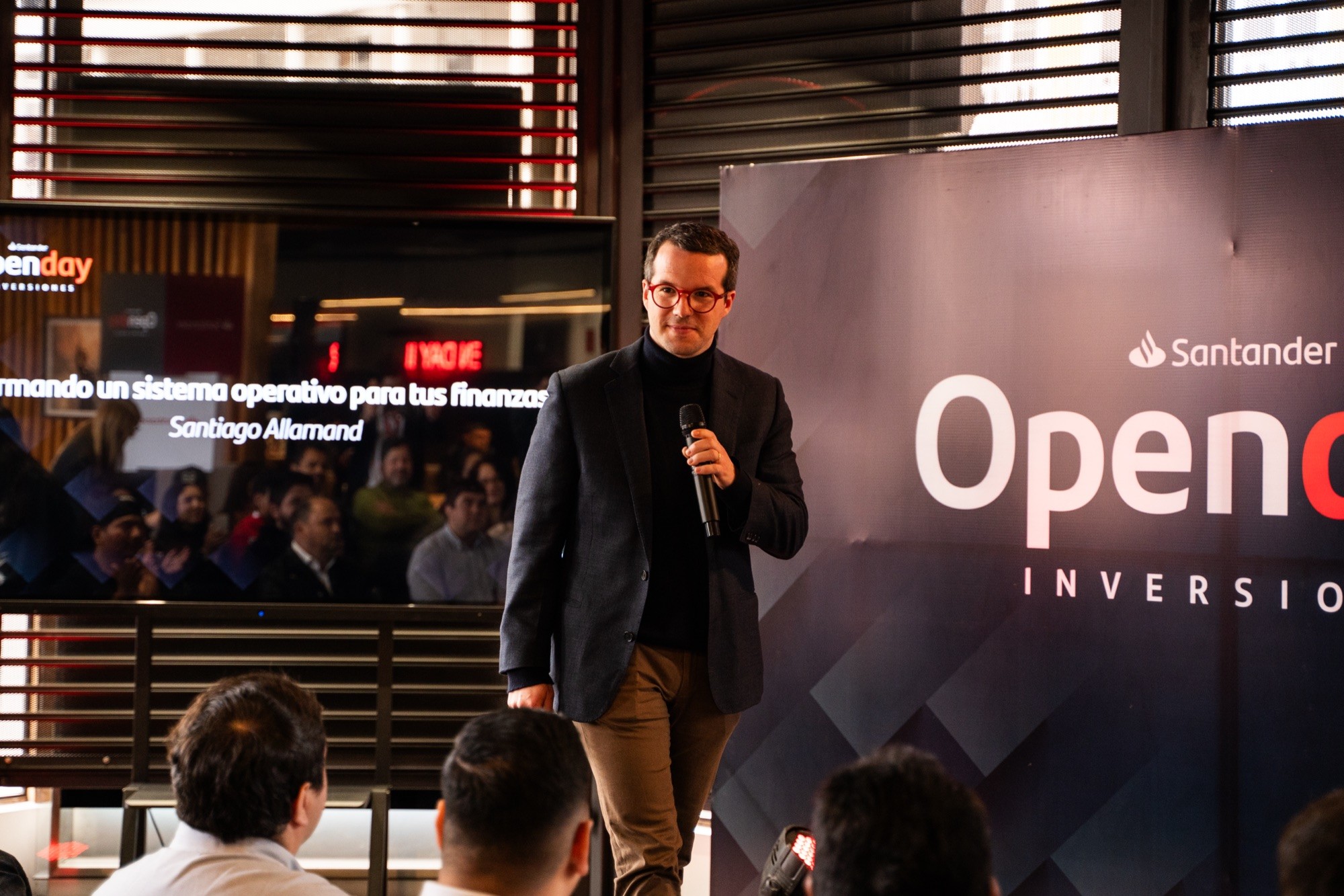 Santiago Allamand en el escenario de Santander Open Day Inversiones