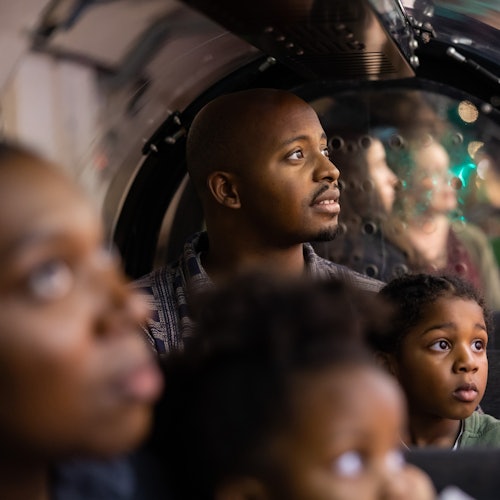 רכיבת משפחה על רכבת הדואר במוזיאון הדואר