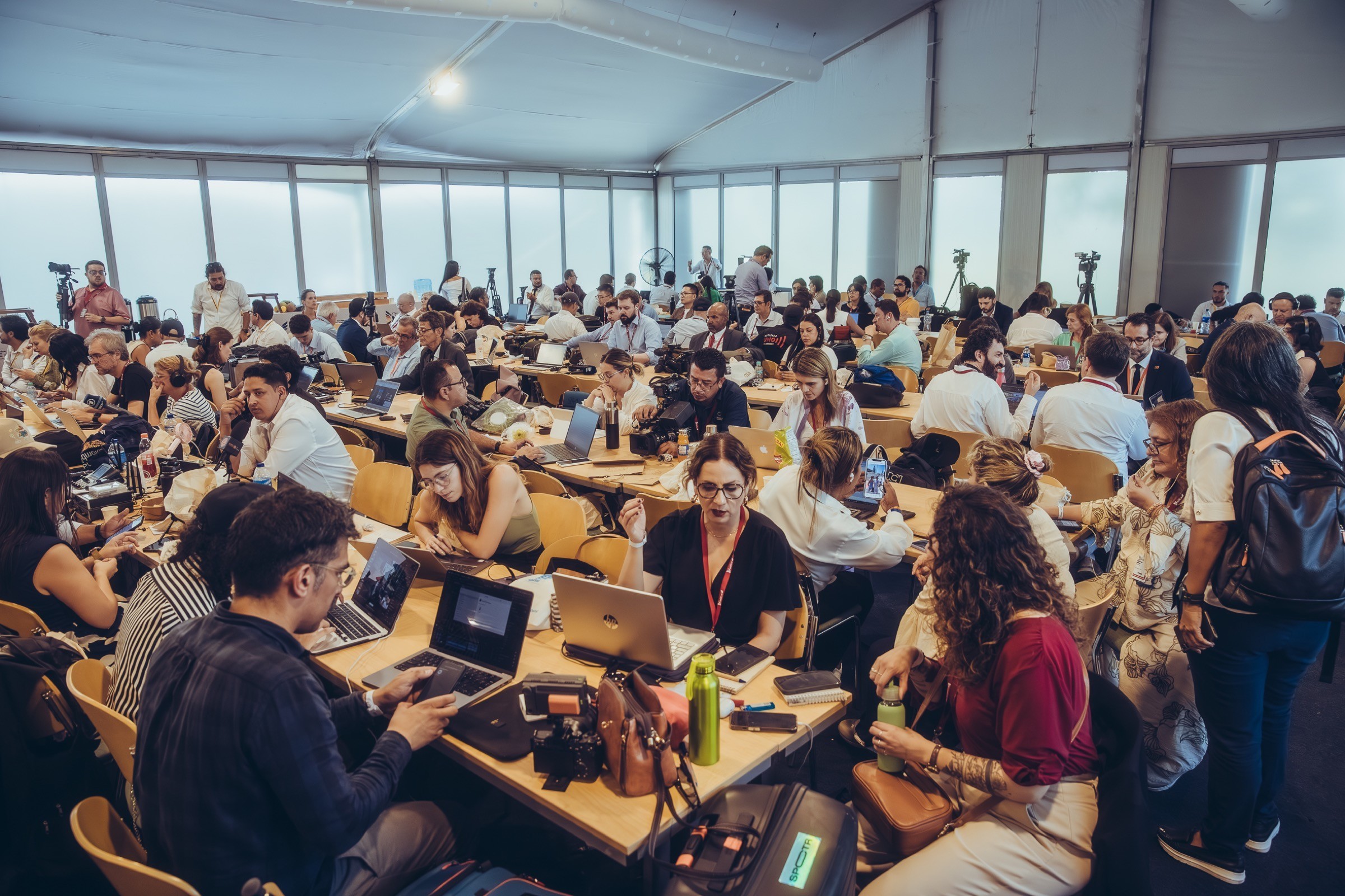 Sala de prensa de la IV Cumbre CELAC-UE con periodistas trabajando en sus computadores