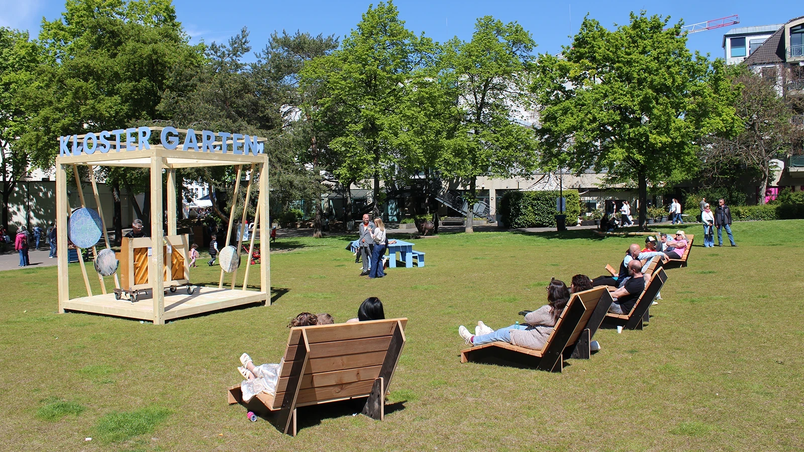 Placemaking und Raumaktivierung von RMP Stephan Lenzen Landschaftsarchitekt:innen mit temporärer Gestaltung und Aufenthaltsangeboten im öffentlichen Grünraum.