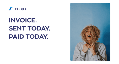 Een persoon met krullend haar glimlacht, met tekst naast hen: "FACTUUR. VANDAAG VERSTUURD. VANDAAG BETAALD.