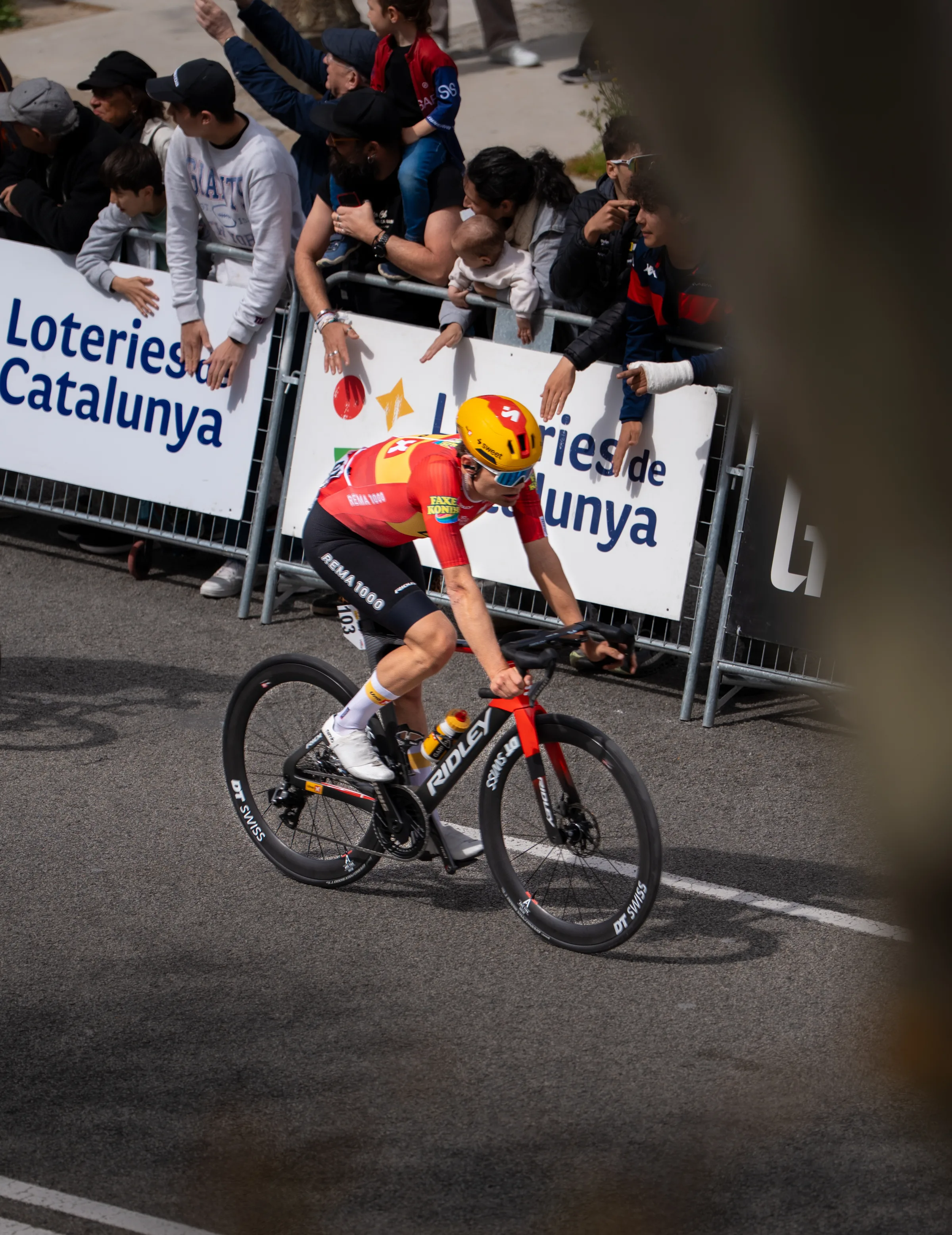 Ciclista en escapada en la Volta Ciclista a Catalunya 2026, fotografía de acción de Nolan Pardo