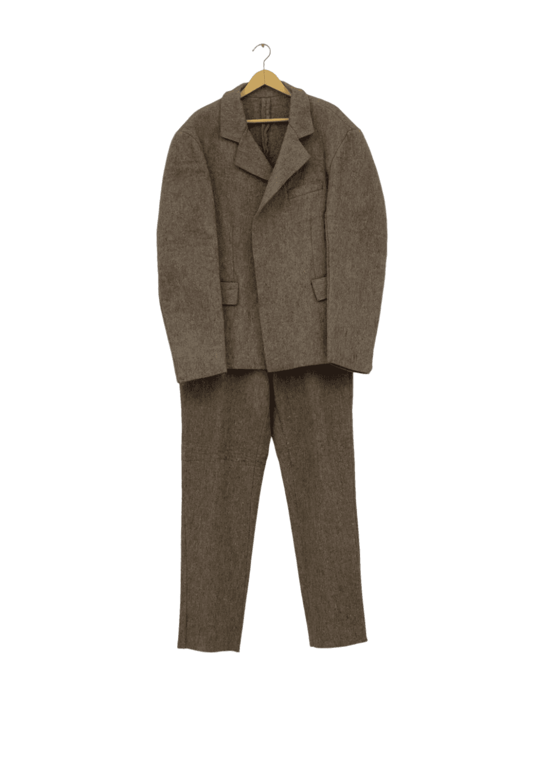 棕色西装挂在衣架上