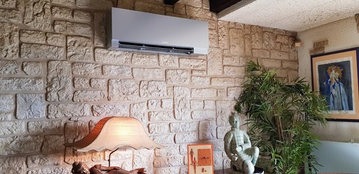 Climatisation de chez Mitsubishi Electric dans l'intérieur de la maison d'une personne habitant dans la banlieue de Nancy