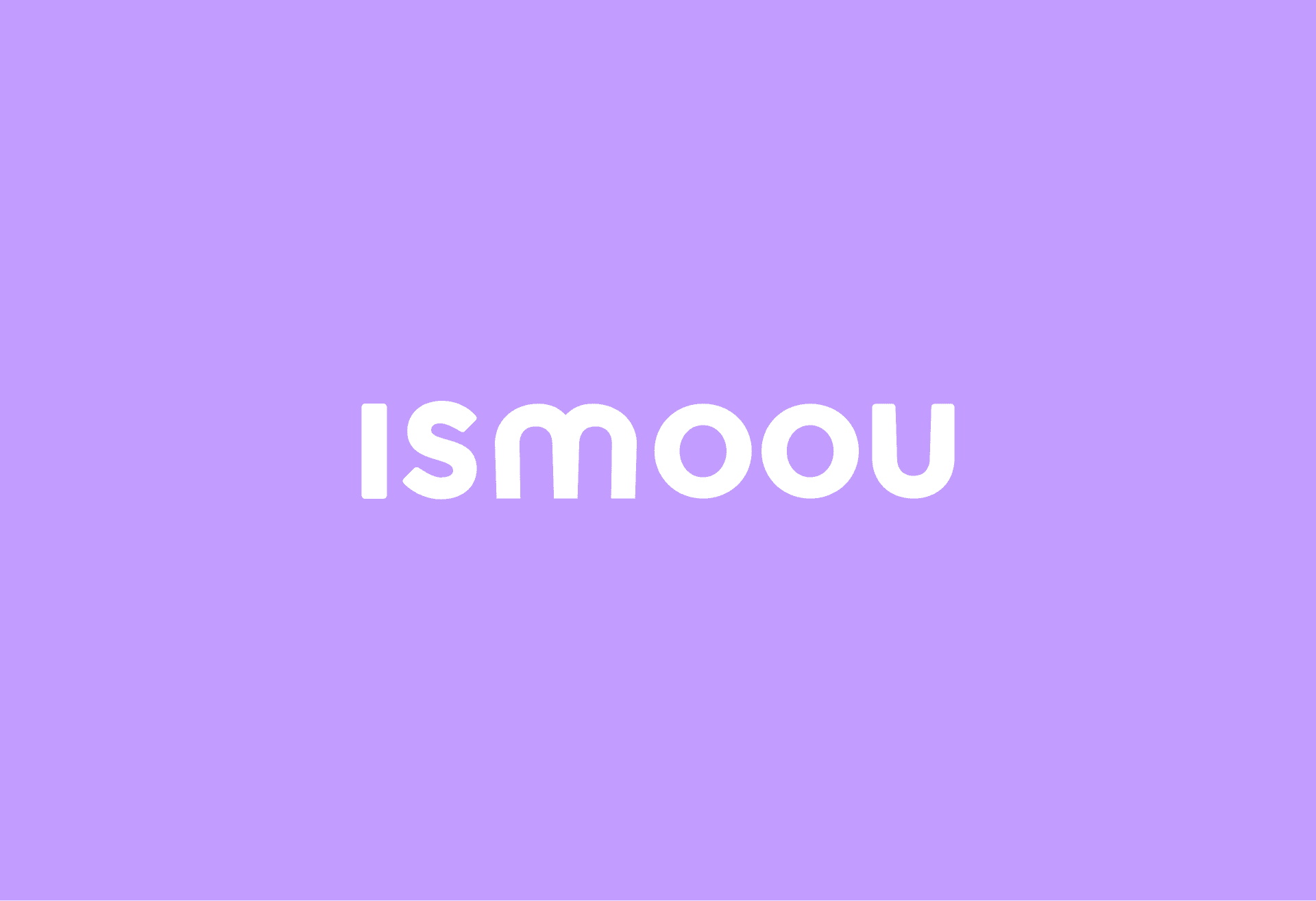 Logo du designer freelance Ismoou sur fond violet, typographie arrondie et minimaliste.