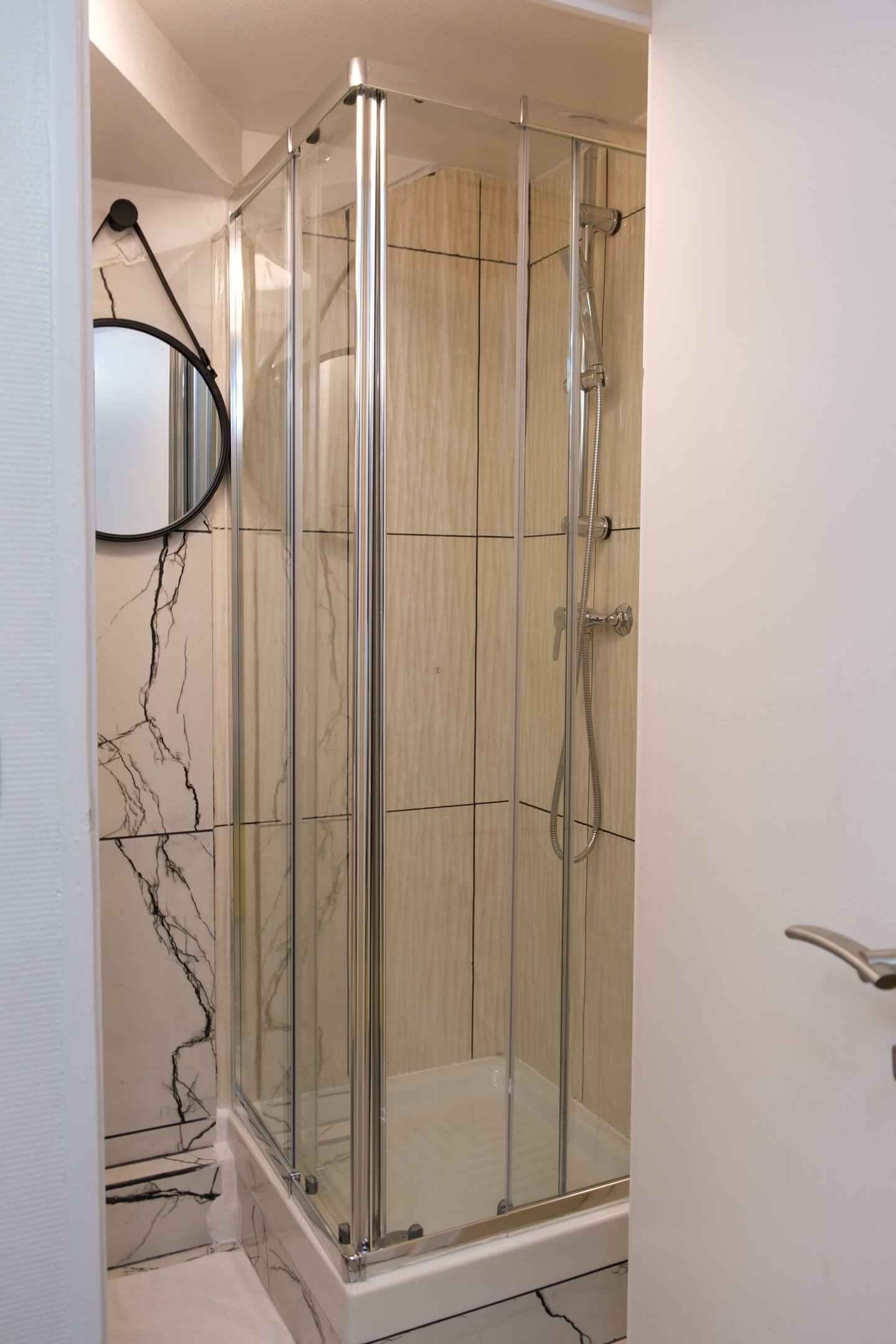 Salle de bain d’un appartement Holyguest lumineux près de CDG et Paris