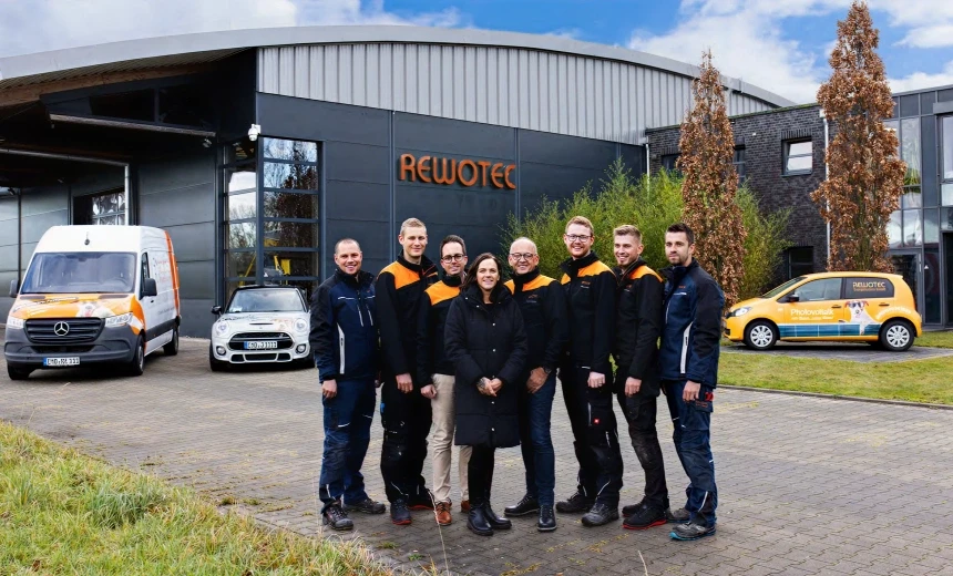 Das Team von Rewotec Energietechnik vor ihrem Firmengebäude in Emden, Ostfriesland