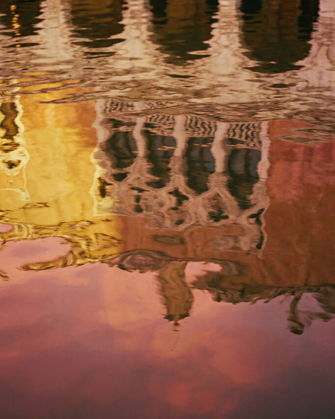 Отражение Дворца Дожей в воде Венеции — символы власти и архитектуры города