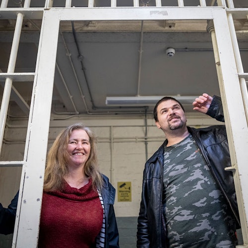 参观者在什鲁斯伯里监狱内部