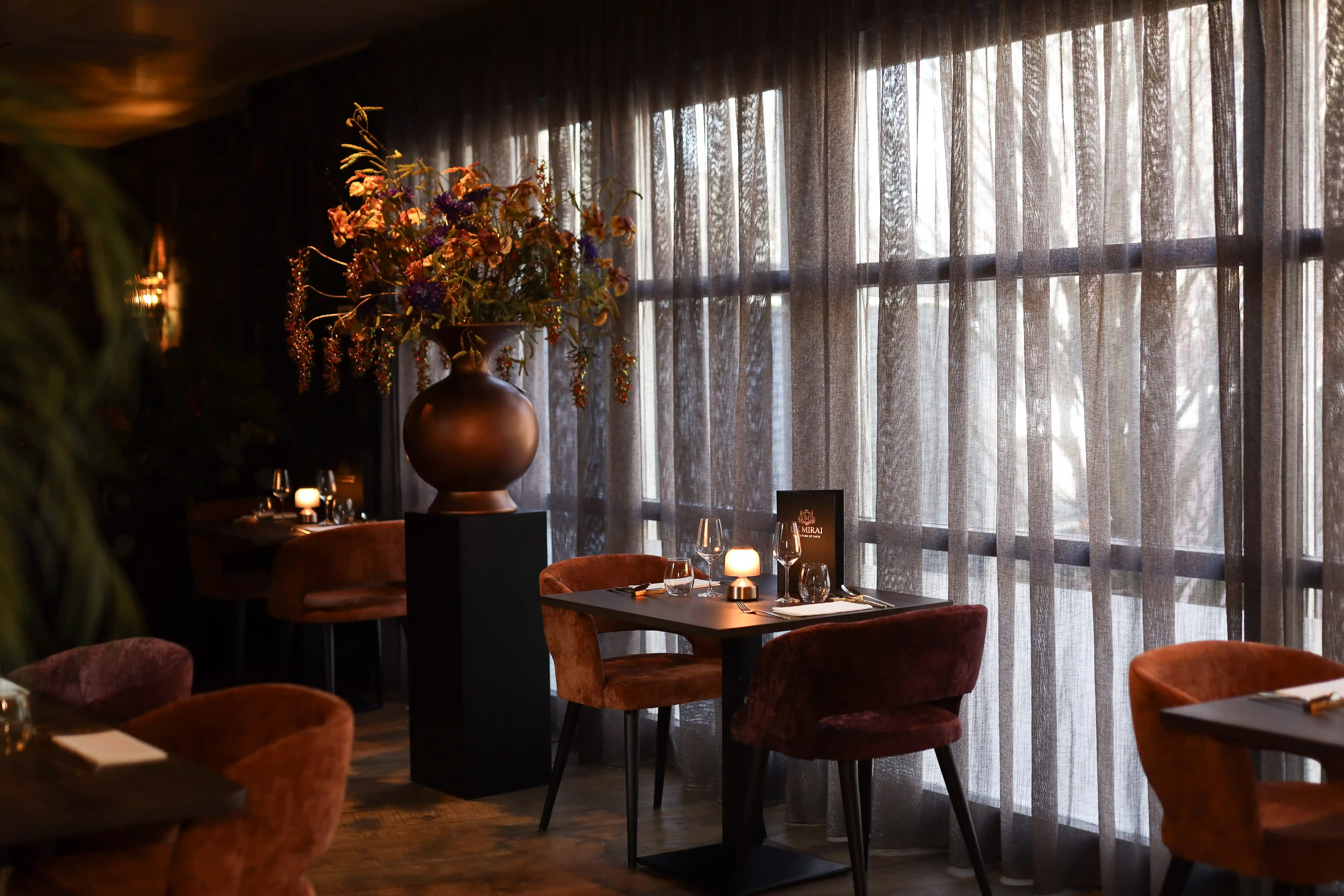 Tafels met stoelen, sfeervolle eetzaal