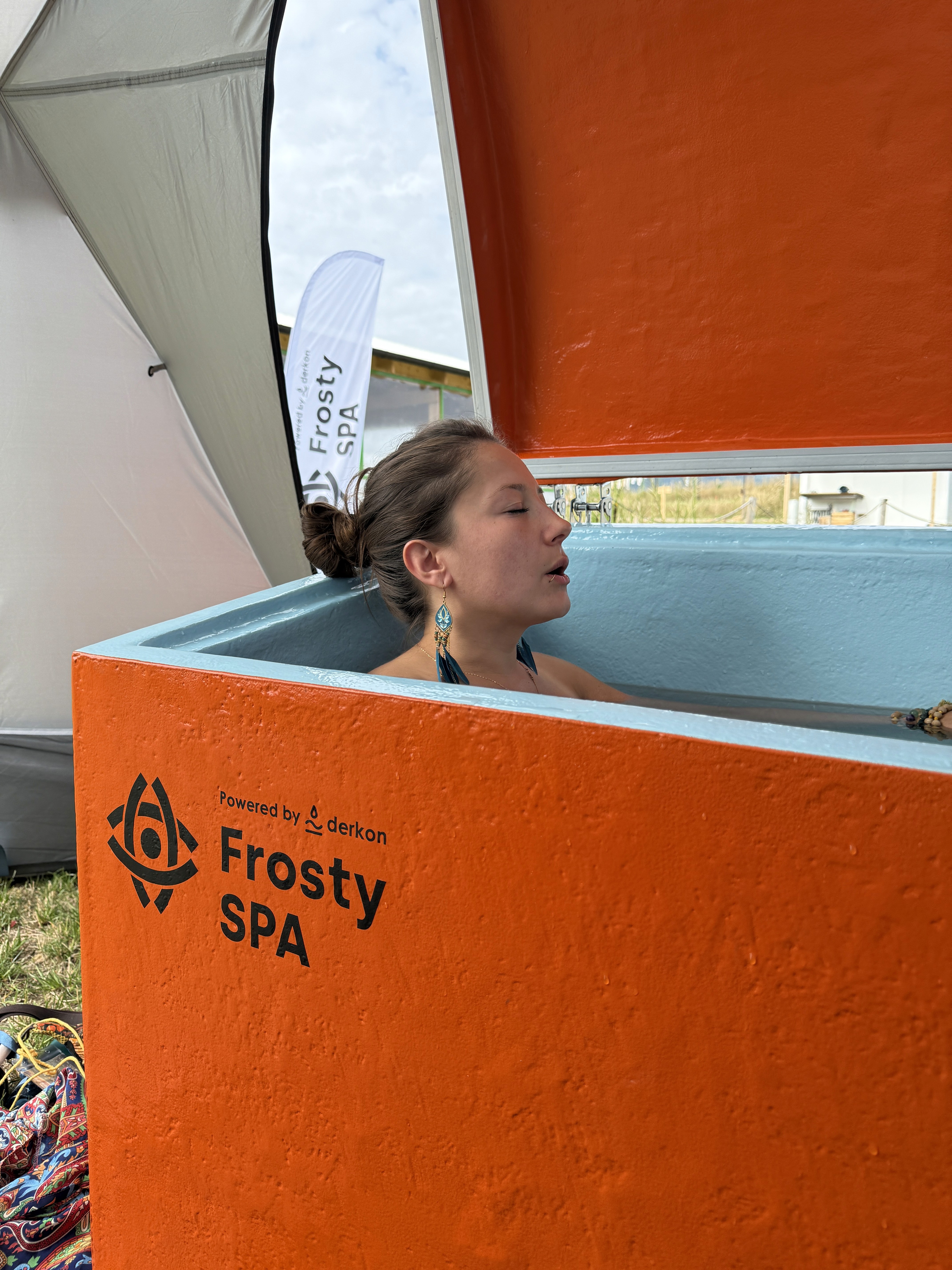 kobieta w wannie do lodowych kapieli frosty spa