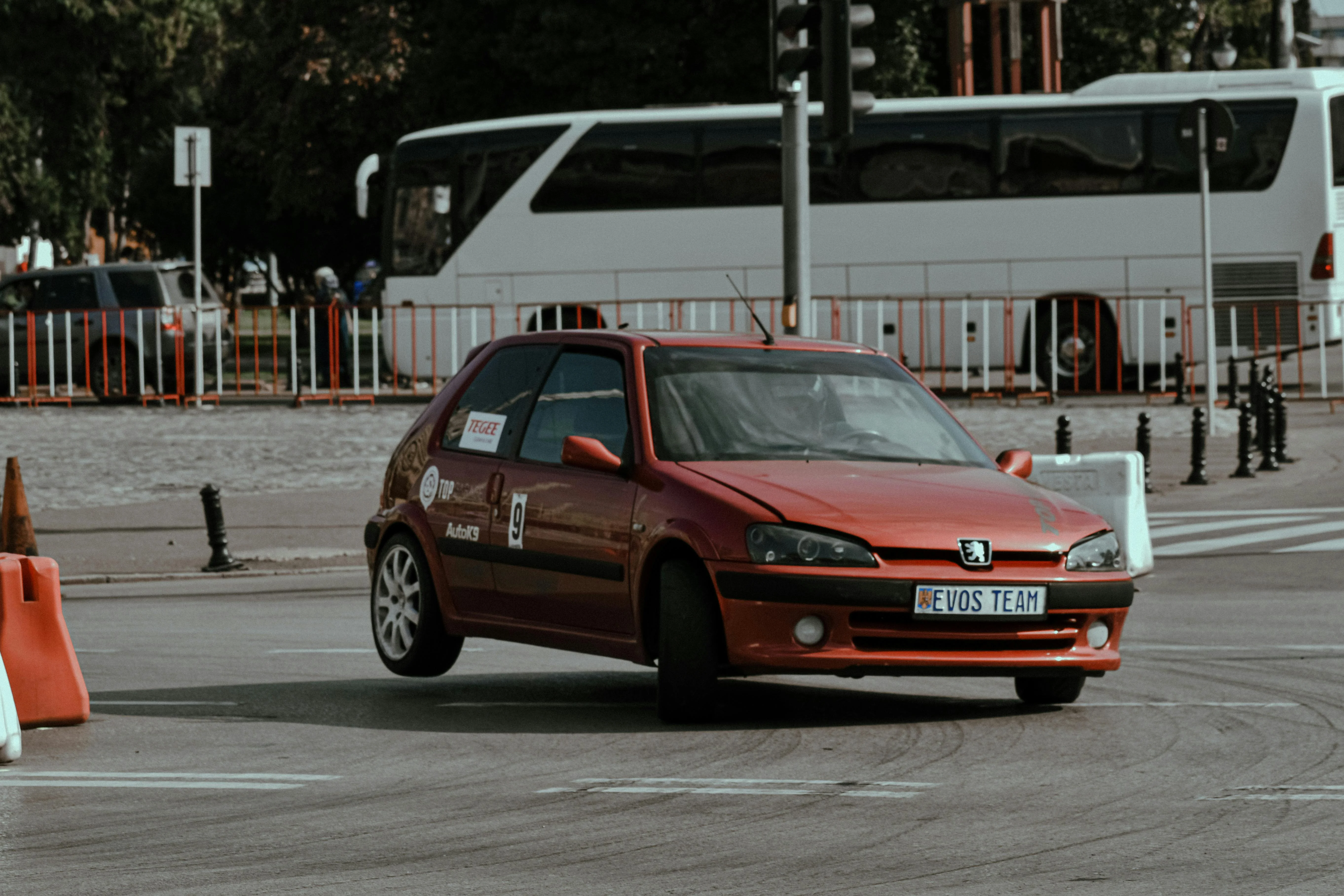 Icône des années 2000, la Peugeot 206 GTI incarne la sportivité et la passion à la française.