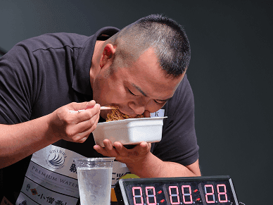 口に面を流し込むファイター