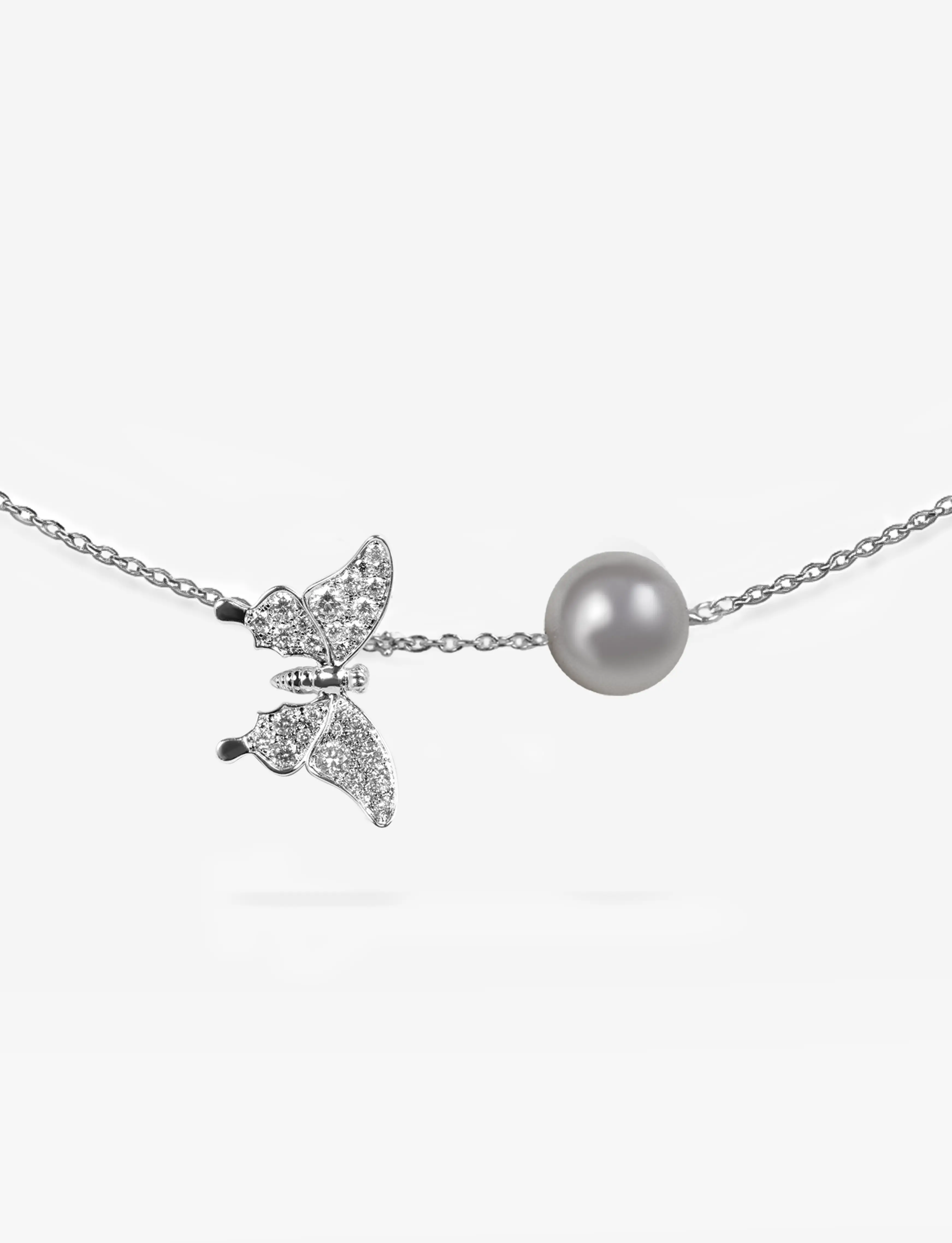 Détail du Collier Looking at the Moon Maison Édéenne avec motif papillon, diamants et perle