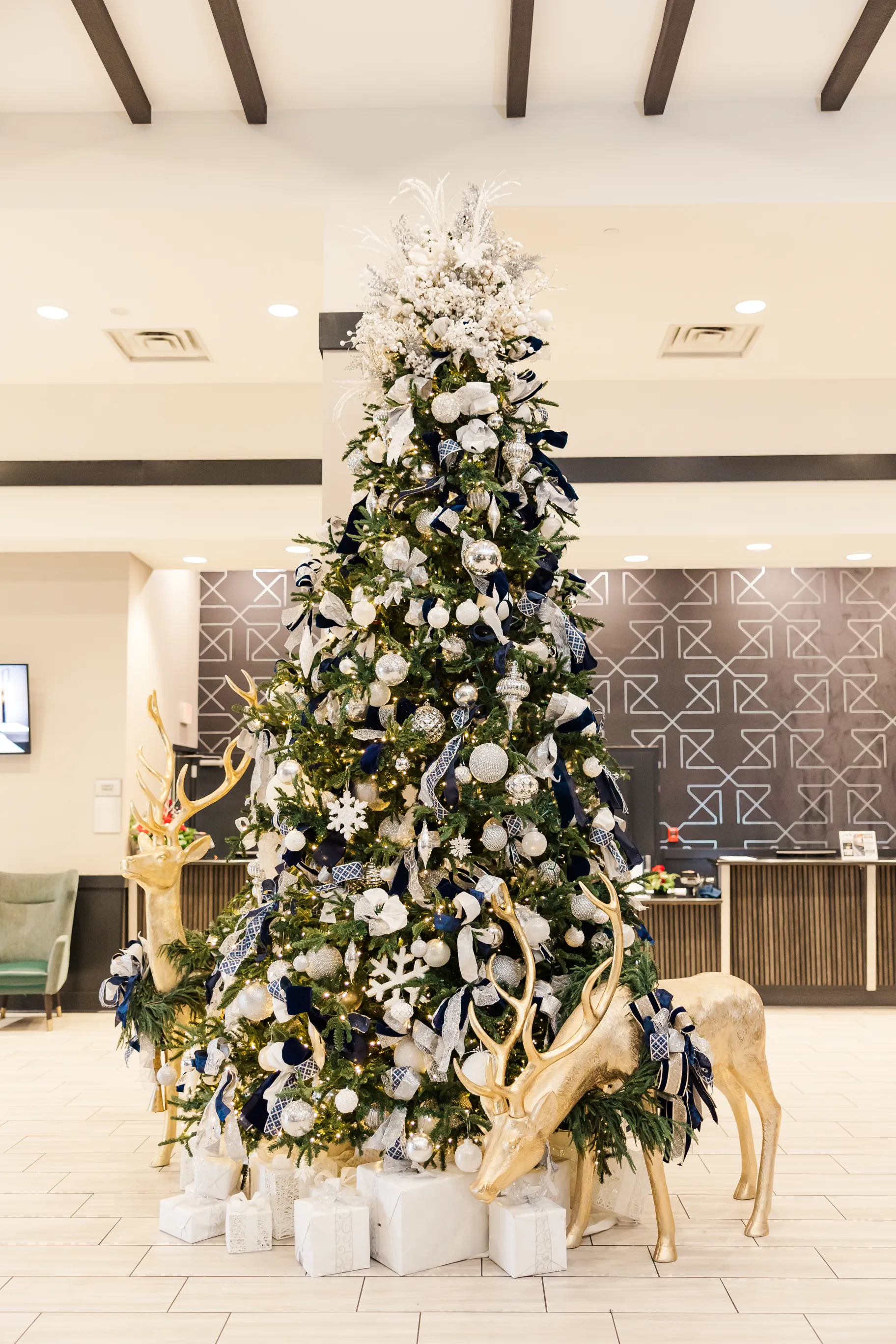 Luxury table setting by Sarah Overall Events with pink embroidered napkins, gold-rimmed plates, floral arrangements, and personalized menus in Shreveport.