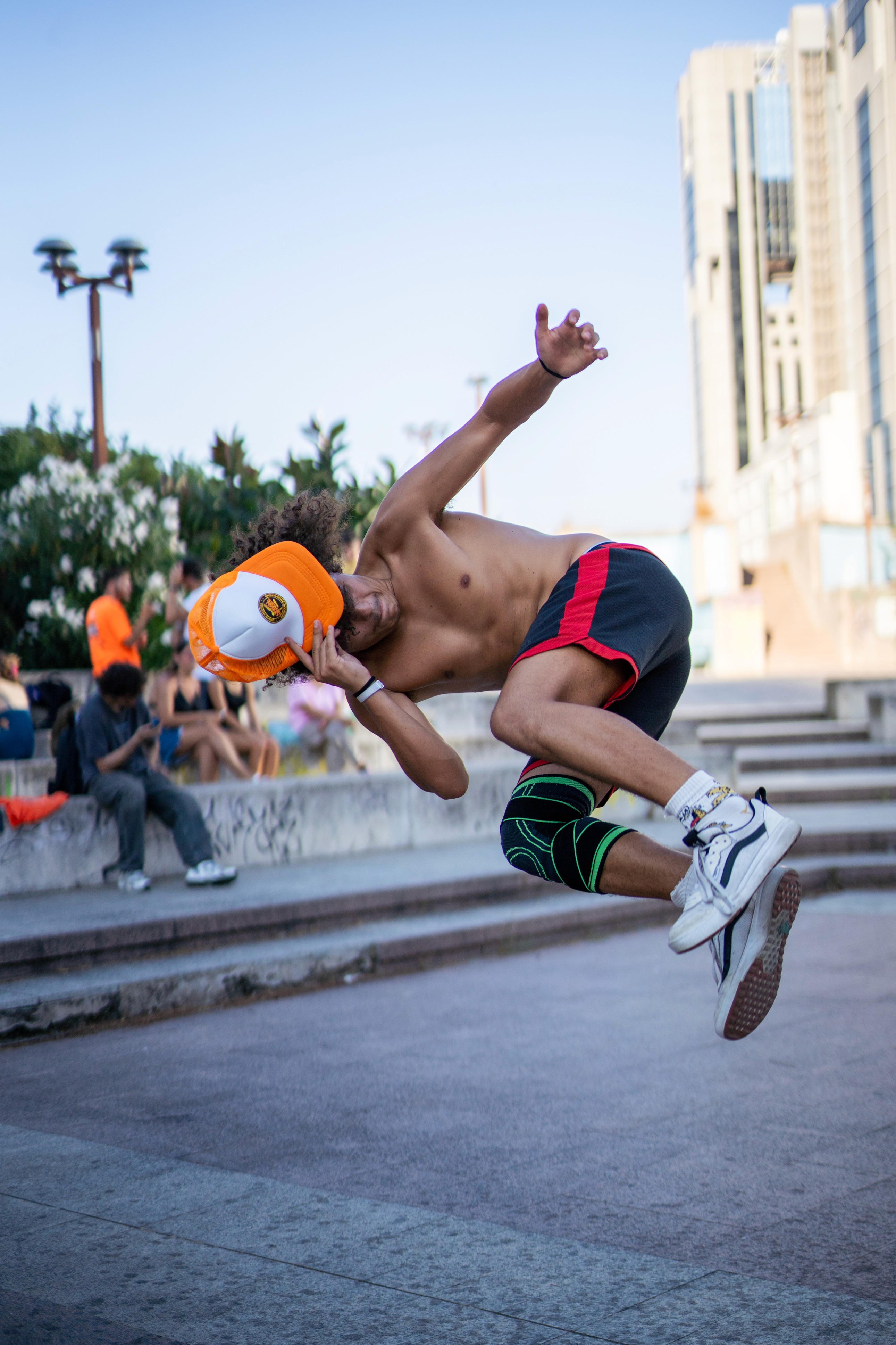 istruttore di parkour fa una capriola