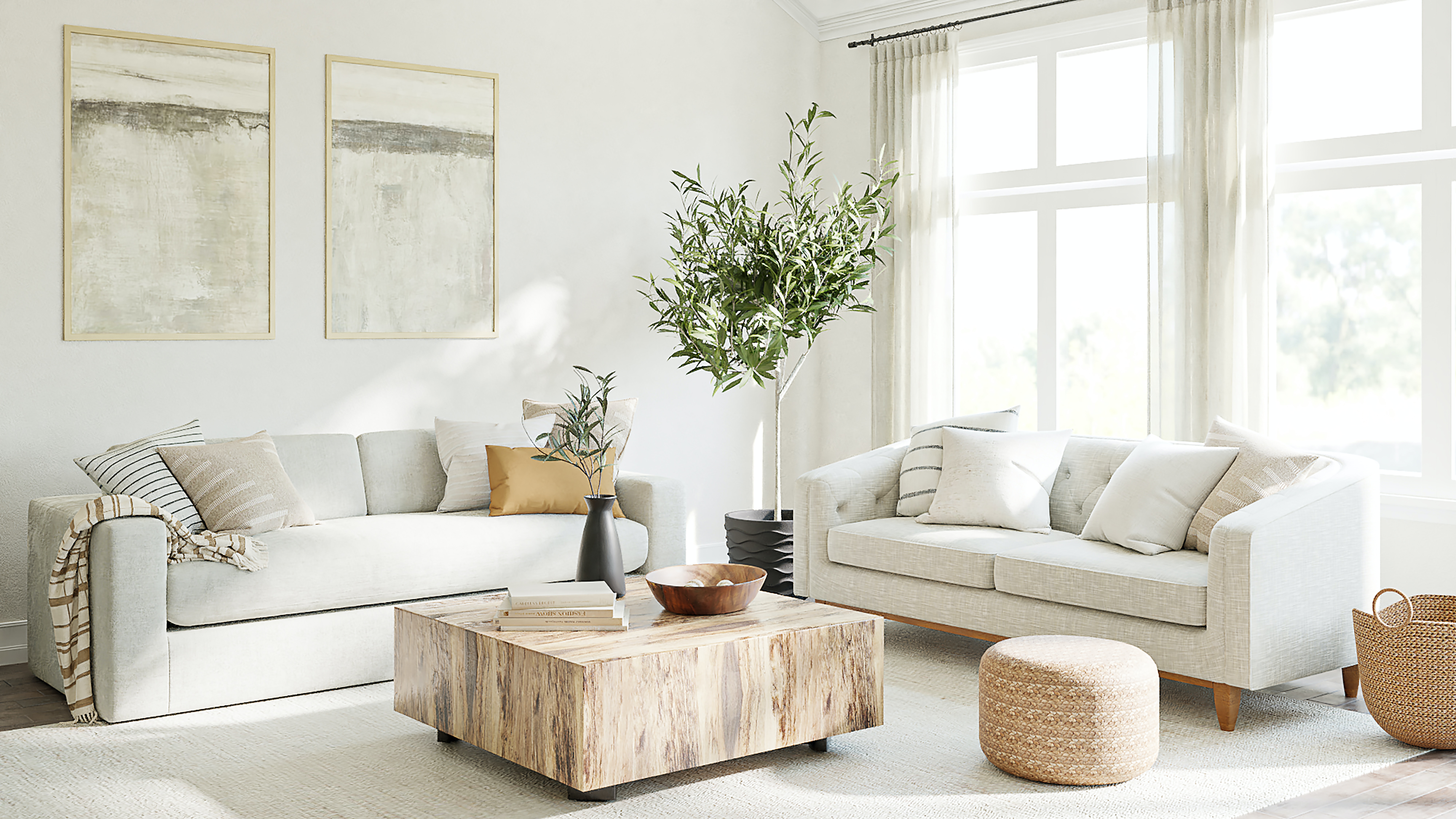 Helles, modern eingerichtetes Wohnzimmer mit zwei cremefarbenen Sofas, dekorativen Kissen und einem Holz-Couchtisch. Eine große Fensterfront mit lichtdurchlässigen Vorhängen sorgt für viel natürliches Licht. Eine grüne Pflanze in einer schwarzen Vase ergänzt die gemütliche Atmosphäre, während abstrakte Wandbilder den skandinavisch inspirierten Stil unterstreichen.