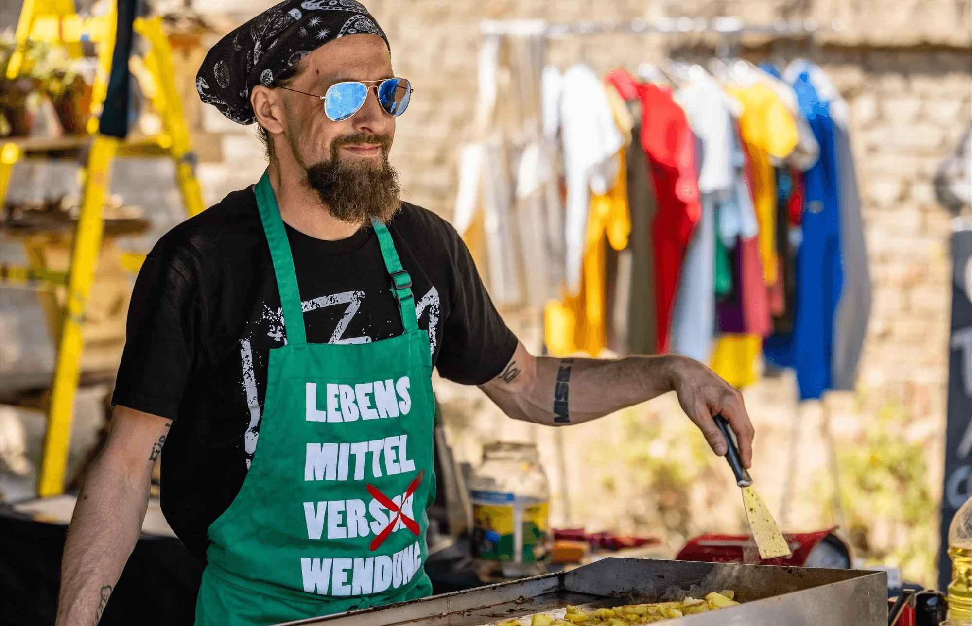Gregor Ruelens kocht bei einer Outdoor Veranstaltung