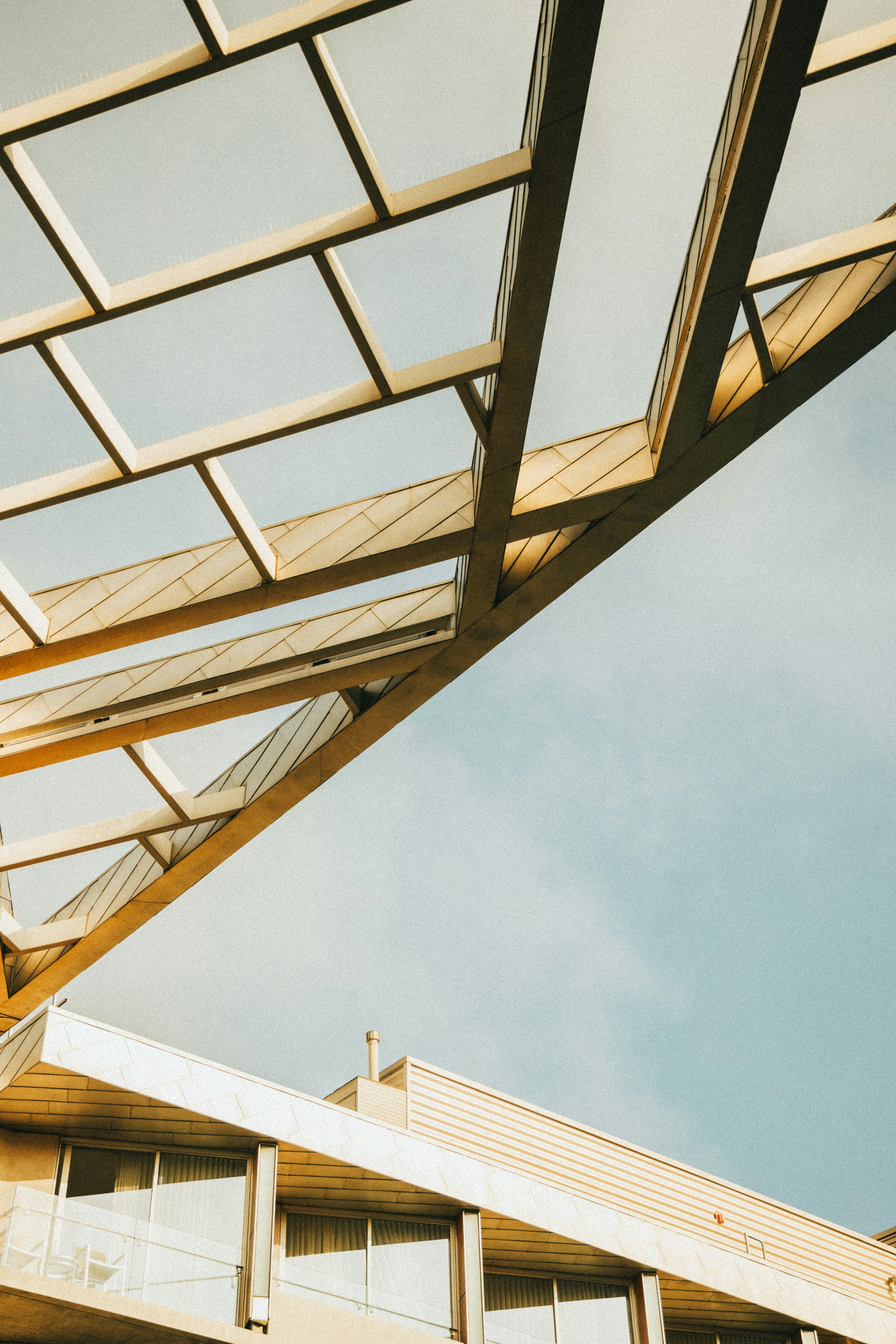 Signalétique extérieure du restaurant Au fil du goût, alliant visibilité et identité graphique forte. Composition graphique moderne pour une communication claire et attractive.