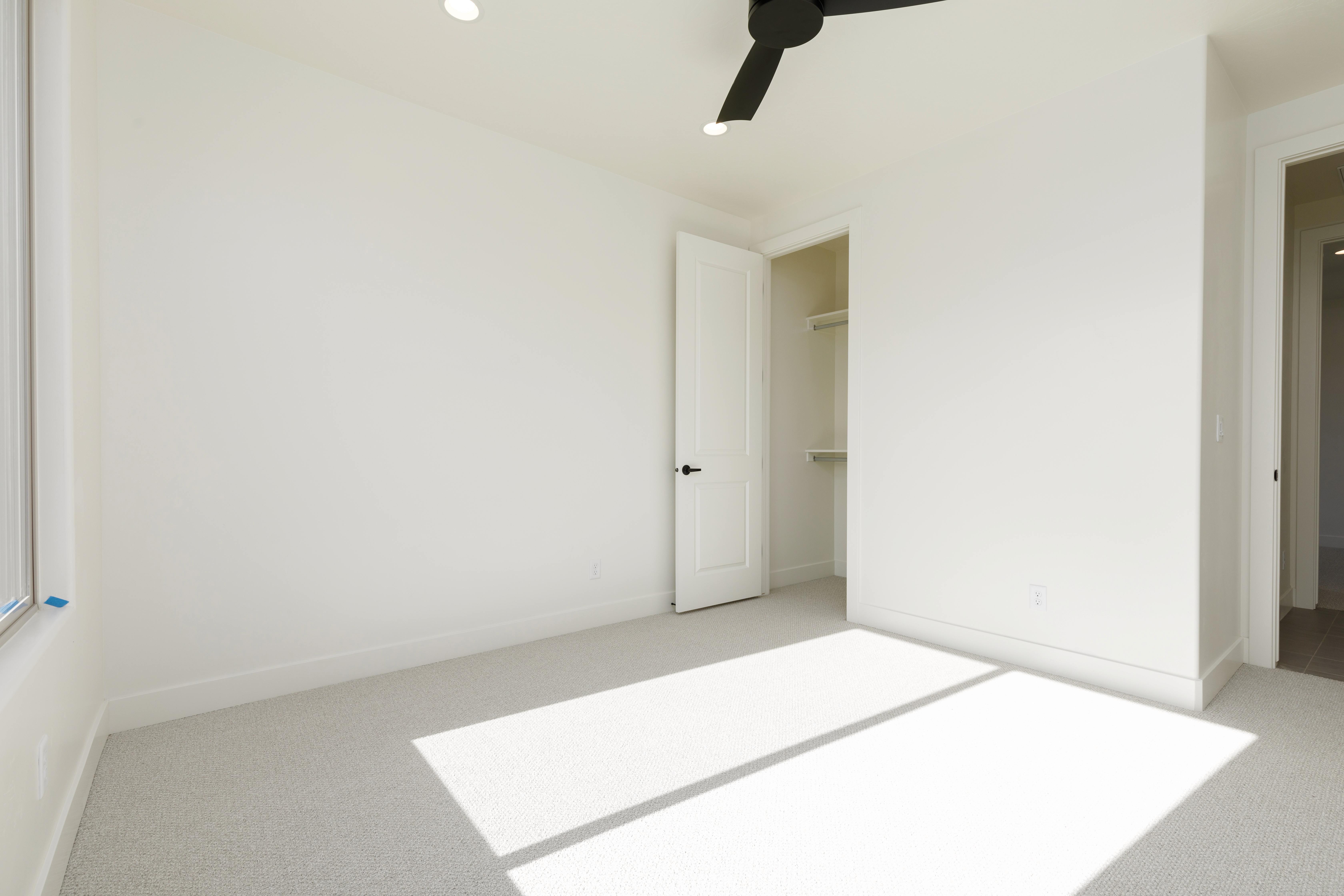 Bedroom in Mountain View’s Cove featuring bright natural light, neutral finishes, and a comfortable layout.