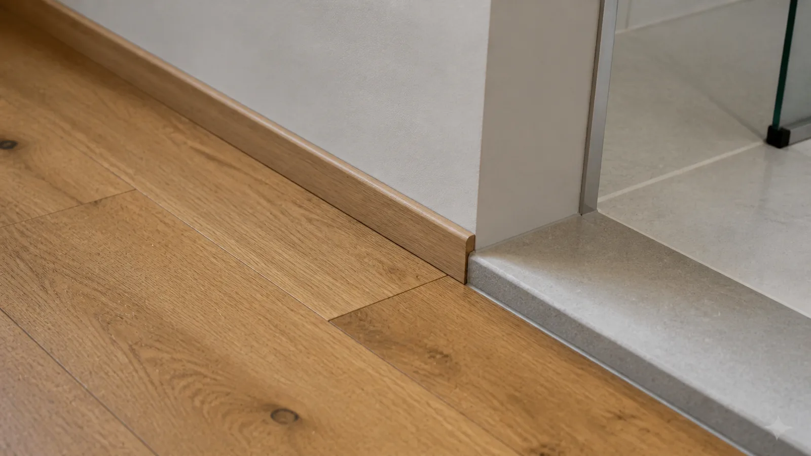 Détail d’un joint périphérique pour parquet en pièce humide