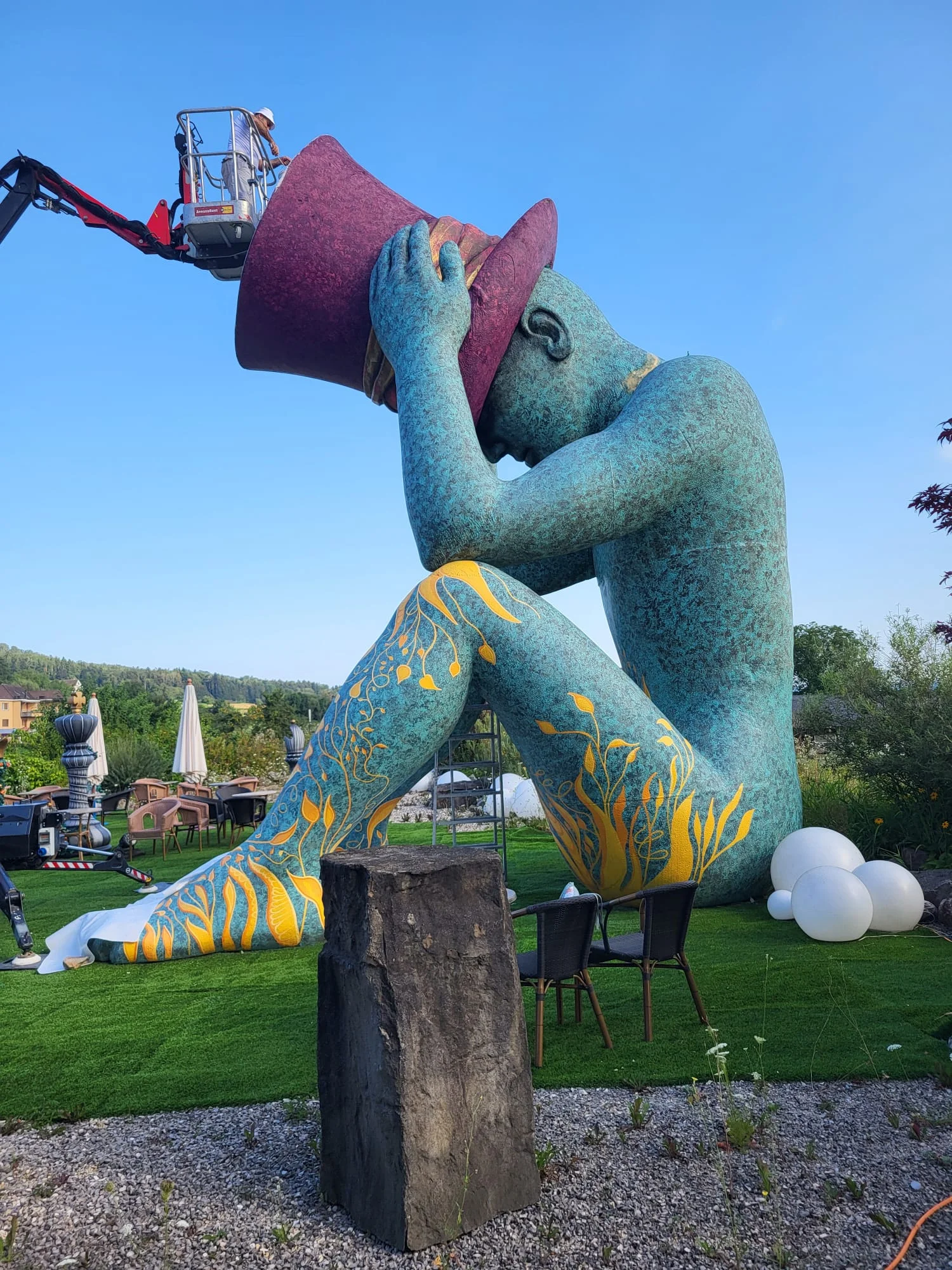 Restaurierte Wunderland Figur mit neuem Anstrich Maur Zürich