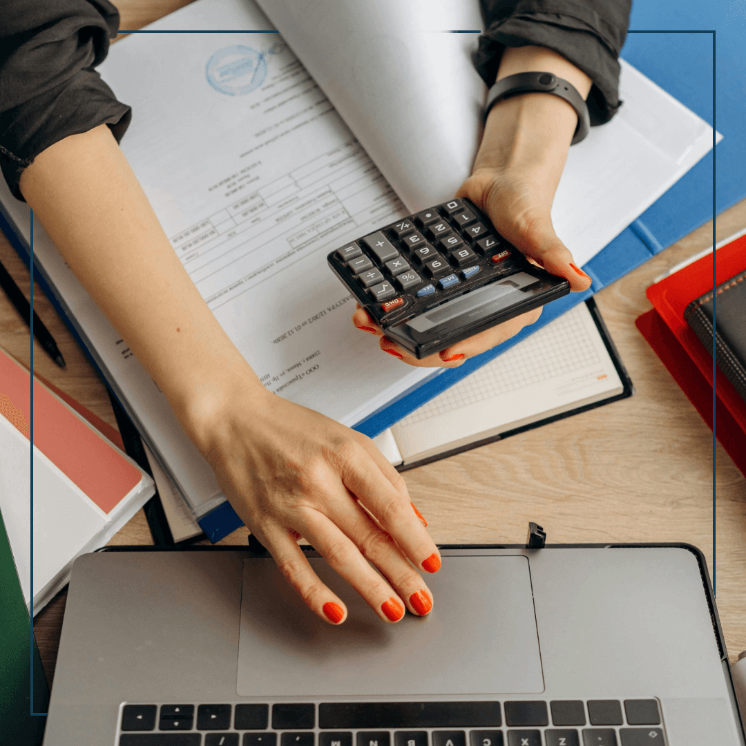 Hand mit Handy und Kompassapp, ein Schiff im Hintegrund