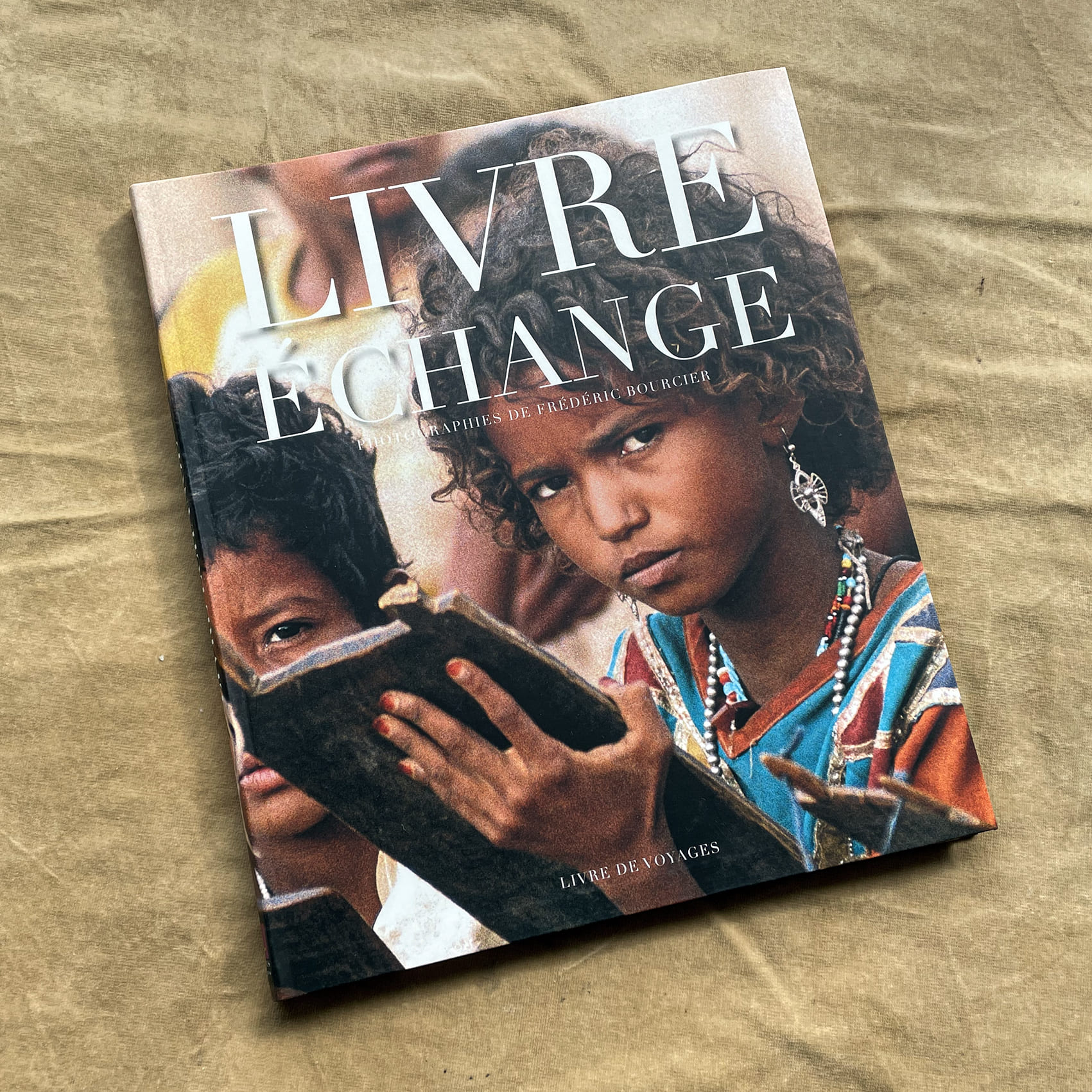 Couverture du livre Livre d’échange de Frédéric Bourcier, montrant deux enfants tenant un cahier.n