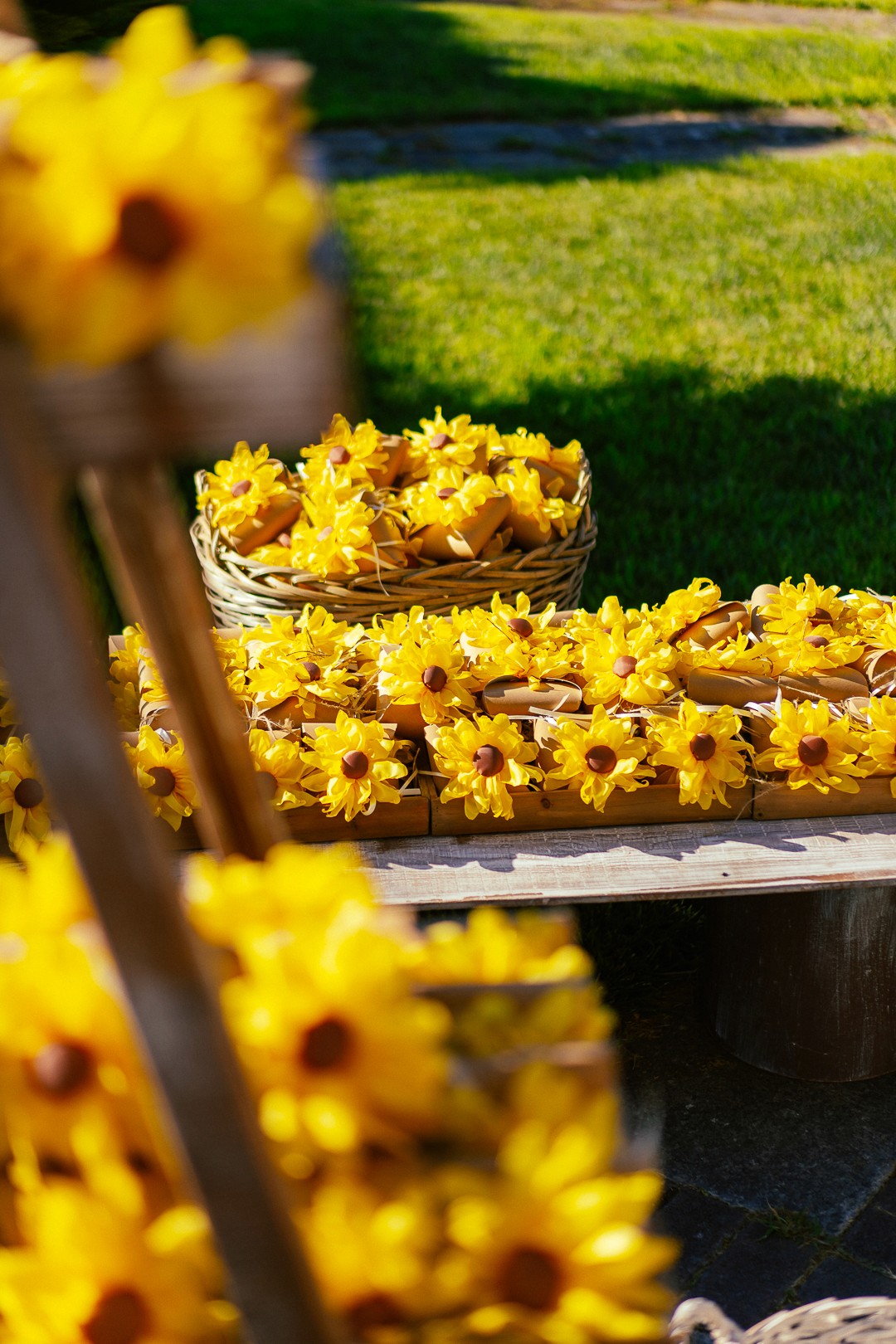 Ρουστίκ τραπέζι με μπομπονιέρες γάμου διακοσμημένες με μικρά ηλιοτρόπια