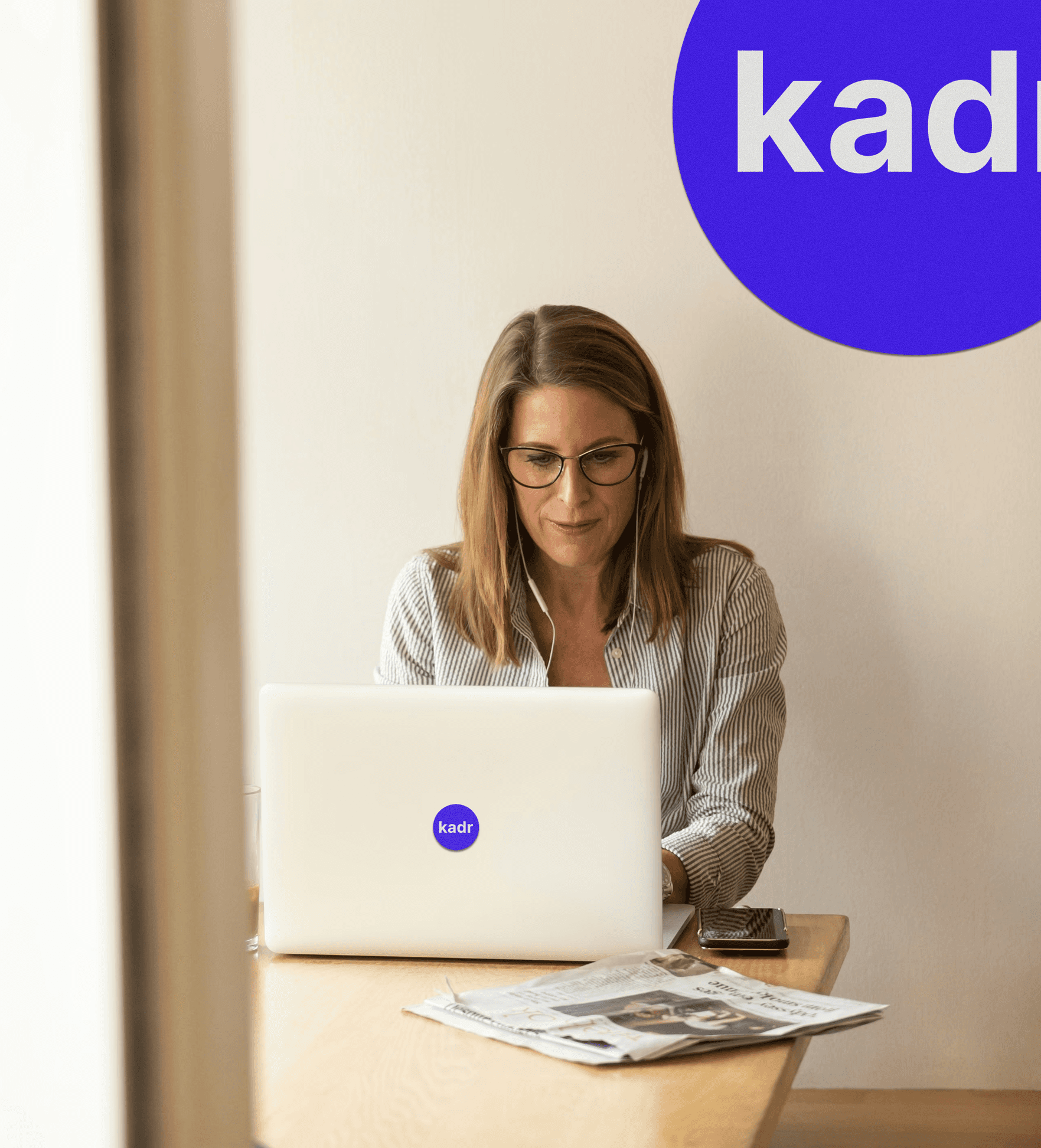 Oseba dela na računalniku - iskanje kadra, delavka sedi za računalnikom